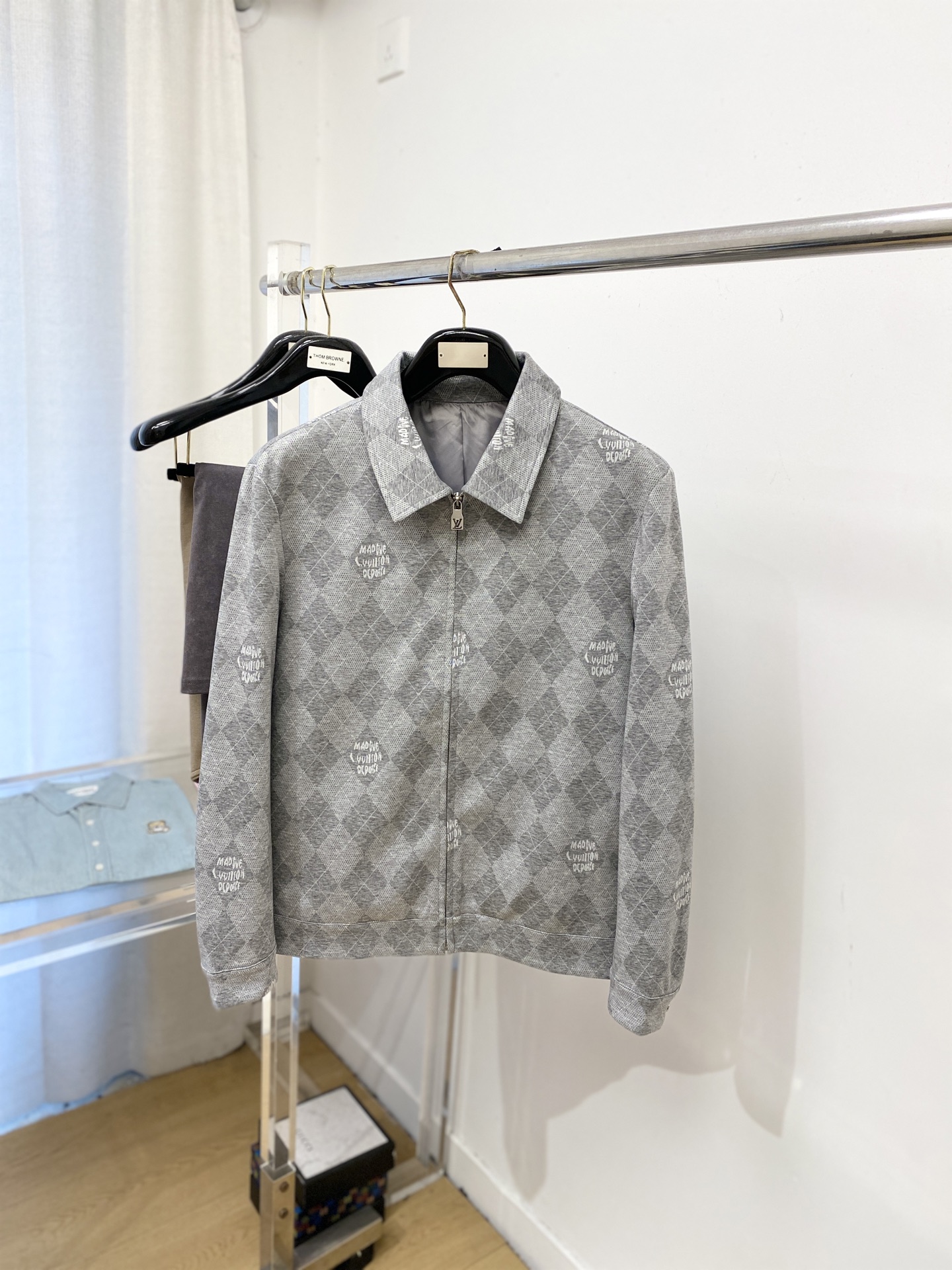 NO:627286,Louis Vuitton, 2025 new jackets, fashionable and handsome, simple and versatile, original hardware accessories logo, customized original fabrics, not only crisp and trendy silhouette, but also comfortable to wear, more delicate yarn weaving, size M-3XL,, louis vuitton, jackets & coats, jackets & coats, alexander wang19860909路易威登、2025新品夹克外套,时尚帅气,简约百搭款,原版五金辅料logo,定制原版面料,不仅挺括,保持潮流的廓形,又穿着舒适,纱织更细腻,码数M-3XL,,louis vuitton,jackets & coats,jackets & coats,alexander wang,Men's clothing