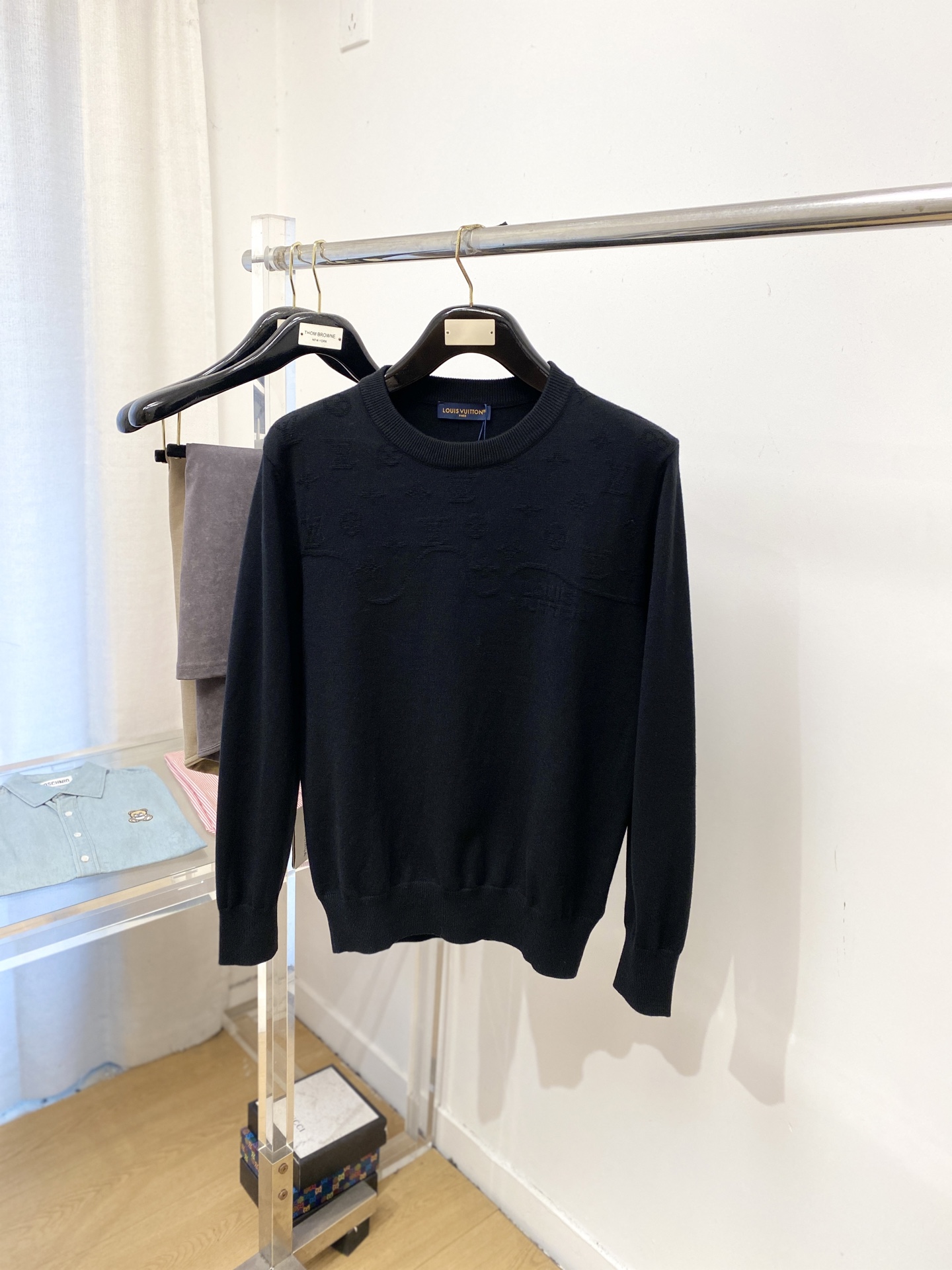 NO:627199,Louis Vuitton, 2025 new wool sweater has a delicate and soft feel, which can be directly contacted with the skin, allowing the warm yarn to change into a delicate texture. The top-notch craftsmanship is very distinctive and colorful, and the style is simple, elegant and exquisite. The three-dimensional tailoring design makes the entire sweater upper body full of youthful vitality and vitality. It is recommended to be a must-have for autumn and winter. Sizes M-3XL, Louis Vuitton, Sweaters, Alexander Wang19860909路易威登、2025新品羊毛衣 具有手感细腻柔软,可直接与肌肤接触,让暖心的纱线变化出细腻的质感,顶级工艺极具特色出彩,款式简约大方精美 立体剪裁的版型设计,让整款毛衣上身尽显青春活力和朝气,推荐款秋冬季穿搭必备.尺码M-3XL,,louis vuitton,sweaters,alexander wang,Men's clothing