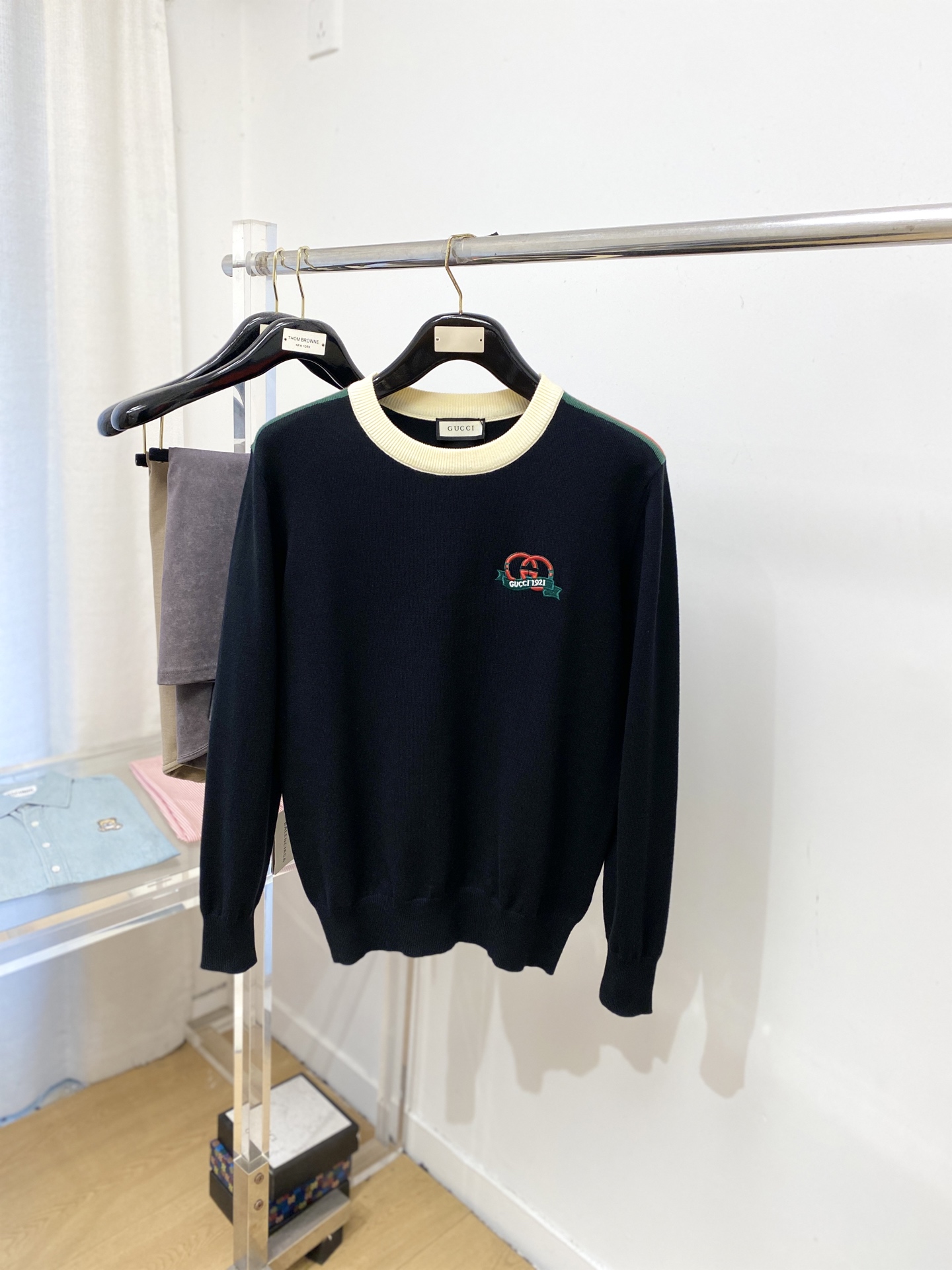 NO:627193,Gucci, 2025 new wool sweater has a delicate and soft feel, which can be directly in contact with the skin, allowing the warm yarn to change into a delicate texture. The top-notch craftsmanship is very distinctive and colorful, and the style is simple, elegant and exquisite. The three-dimensional tailoring design makes the entire sweater upper body full of youthful vitality and vitality. It is recommended to be a must-have for autumn and winter. Sizes M-3XL, sweaters, alexander wang19860909古奇、2025新品羊毛衣 具有手感细腻柔软,可直接与肌肤接触,让暖心的纱线变化出细腻的质感,顶级工艺极具特色出彩,款式简约大方精美 立体剪裁的版型设计,让整款毛衣上身尽显青春活力和朝气,推荐款秋冬季穿搭必备.尺码M-3XL,,sweaters,alexander wang,Men's clothing