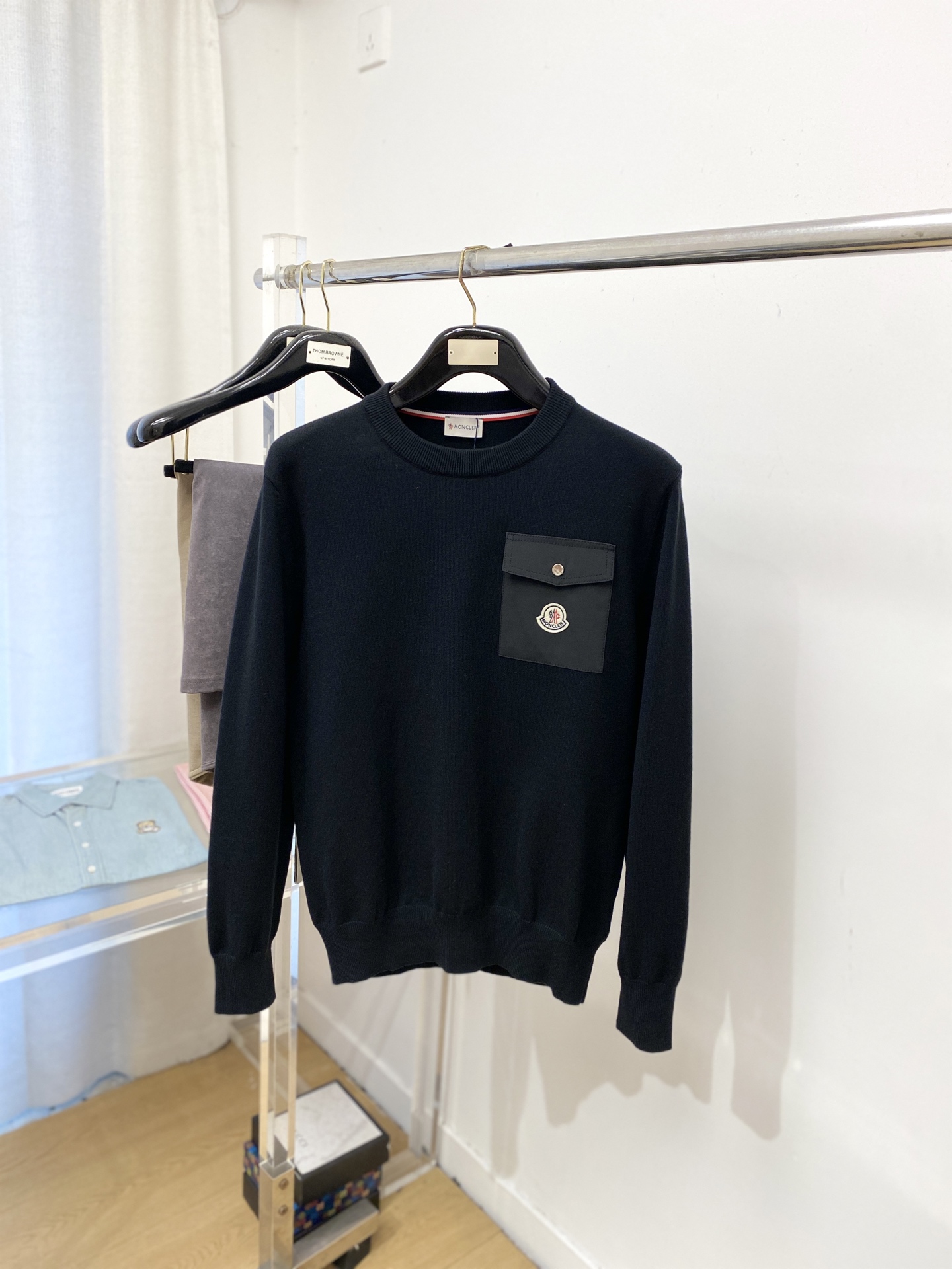 NO:627187,Meng Mouth, 2025 new wool sweater has a delicate and soft feel, which can be directly in contact with the skin, allowing the warm yarn to change into a delicate texture. The top-notch craftsmanship is very distinctive and colorful, and the style is simple, elegant and exquisite. The three-dimensional tailoring design makes the entire sweater upper body full of youthful vitality and vitality. It is recommended to be a must-have for autumn and winter. Sizes M-3XL, Moncler, sweaters, alexander wang19860909蒙口、2025新品羊毛衣 具有手感细腻柔软,可直接与肌肤接触,让暖心的纱线变化出细腻的质感,顶级工艺极具特色出彩,款式简约大方精美 立体剪裁的版型设计,让整款毛衣上身尽显青春活力和朝气,推荐款秋冬季穿搭必备.尺码M-3XL,,Moncler,sweaters,alexander wang,Men's clothing