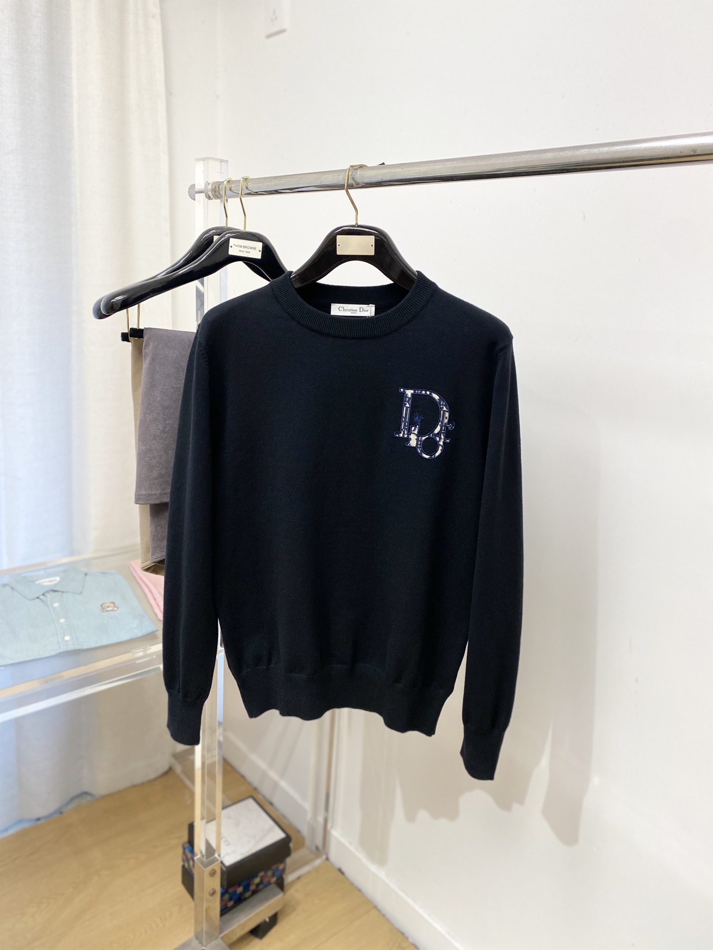 NO:627181,Dior, 2025 new wool sweater has a delicate and soft feel, which can be directly in contact with the skin, allowing the warm yarn to change into a delicate texture. The top-notch craftsmanship is very distinctive and colorful, and the style is simple, elegant and exquisite. The three-dimensional tailoring design makes the entire sweater upper body full of youthful vitality and vitality. It is recommended to be a must-have for autumn and winter. Sizes M-3XL, dior, sweaters, alexander wang19860909迪奥、2025新品羊毛衣 具有手感细腻柔软,可直接与肌肤接触,让暖心的纱线变化出细腻的质感,顶级工艺极具特色出彩,款式简约大方精美 立体剪裁的版型设计,让整款毛衣上身尽显青春活力和朝气,推荐款秋冬季穿搭必备.尺码M-3XL,,dior,sweaters,alexander wang,Men's clothing