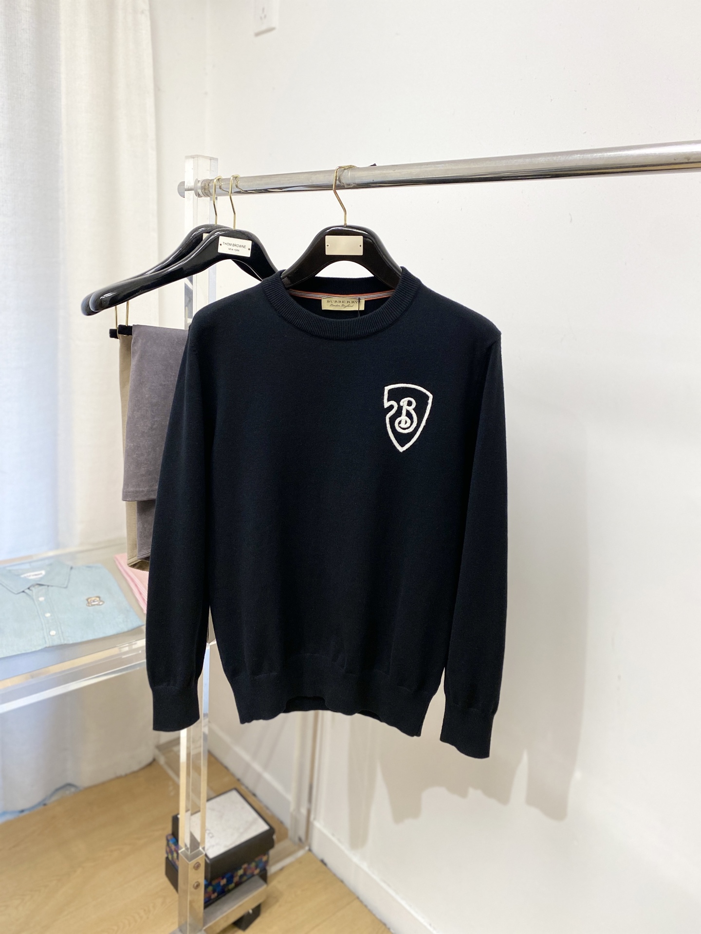 NO:627175,Burberry, 2025 new wool sweater has a delicate and soft feel, which can be directly in contact with the skin, allowing the warm yarn to change into a delicate texture. The top-notch craftsmanship is very distinctive and colorful, and the style is simple, elegant and exquisite. The three-dimensional tailoring design makes the entire sweater upper body full of youthful vitality and vitality. It is recommended to be a must-have for autumn and winter. Sizes M-3XL, burberry, sweaters, alexander wang19860909巴宝莉、2025新品羊毛衣 具有手感细腻柔软,可直接与肌肤接触,让暖心的纱线变化出细腻的质感,顶级工艺极具特色出彩,款式简约大方精美 立体剪裁的版型设计,让整款毛衣上身尽显青春活力和朝气,推荐款秋冬季穿搭必备.尺码M-3XL,,burberry,sweaters,alexander wang,Men's clothing