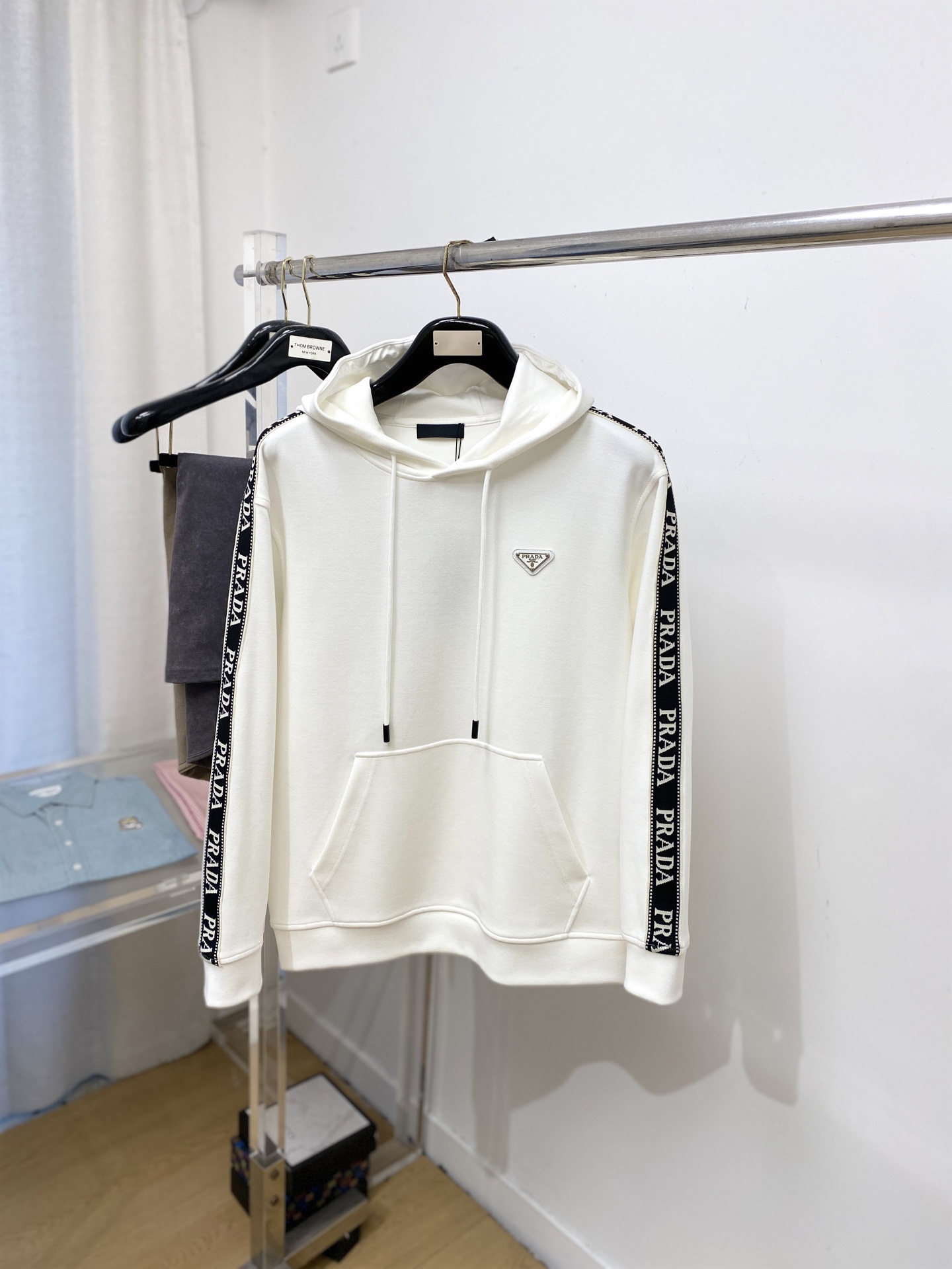 NO:627167,Prada, 2025 new sweatshirt, handsome and fashionable, with triangular logo on the chest hardware, simple and versatile. The cotton fabric is not only crisp and maintains the trendy silhouette, but also comfortable to wear, and the yarn is more delicate. Size M-3XL,, prada, hoodie, sweatshirts, alexander wang19860909普拉达、2025新品卫衣,帅气时尚,胸前五金装饰三角标logo,简约百搭款.面料棉 不仅挺括,保持潮流的廓形,又穿着舒适,纱织更细腻,码数M-3XL,,prada,hoodie,sweatshirts,alexander wang,Men's clothing