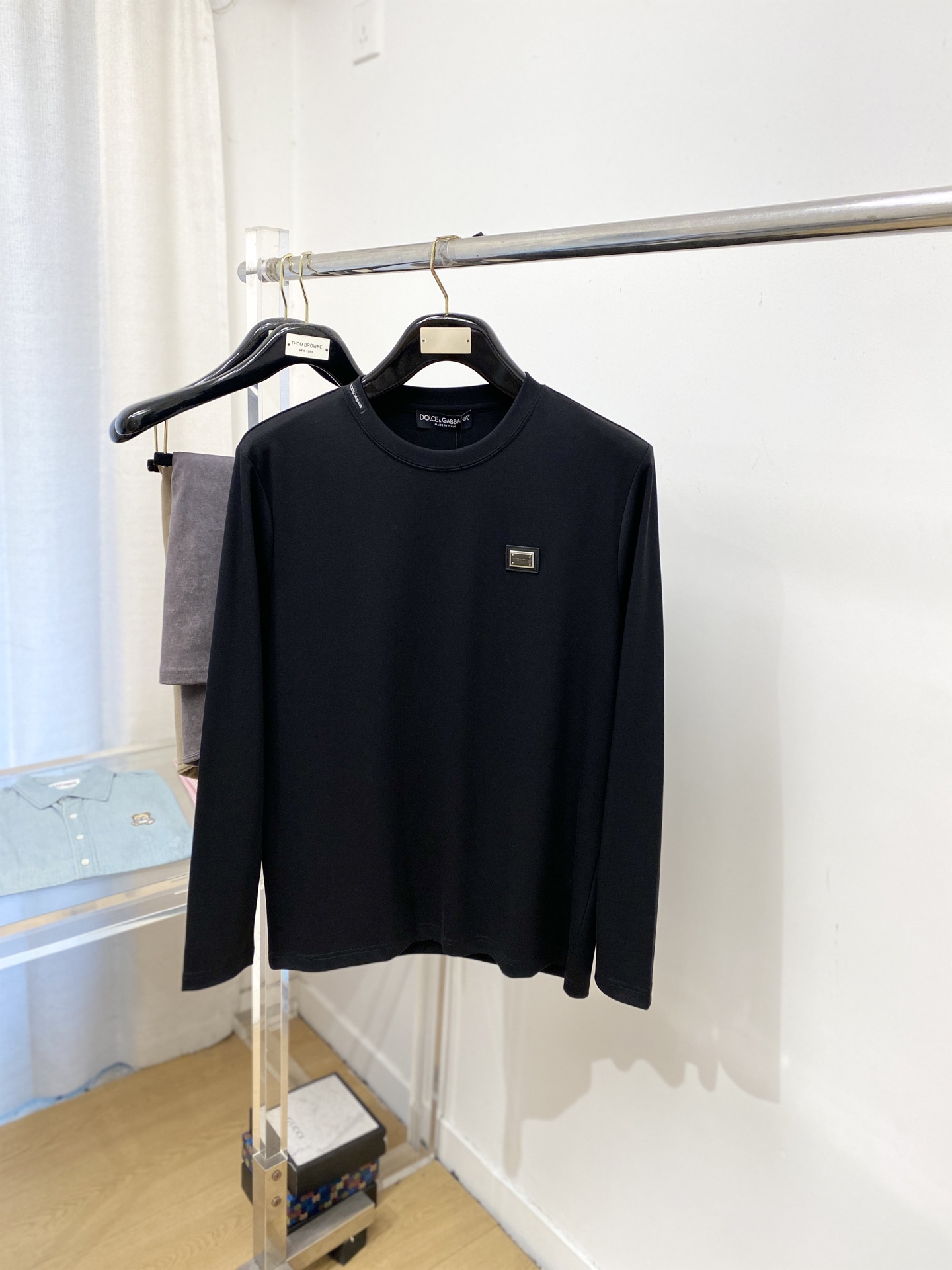 NO:627160,DG, 2025 new long-sleeved product, handsome and fashionable, hardware decorated with letter logo on the chest, simple and versatile. The fabric is cotton, which is not only crisp and maintains the trendy silhouette, but also comfortable to wear, and the yarn is more delicate. Size M-3XL,, alexander wang19860909DG、2025新品长袖,帅气时尚,胸前五金装饰字母logo,简约百搭款.面料棉 不仅挺括,保持潮流的廓形,又穿着舒适,纱织更细腻,码数M-3XL,,alexander wang,Men's clothing