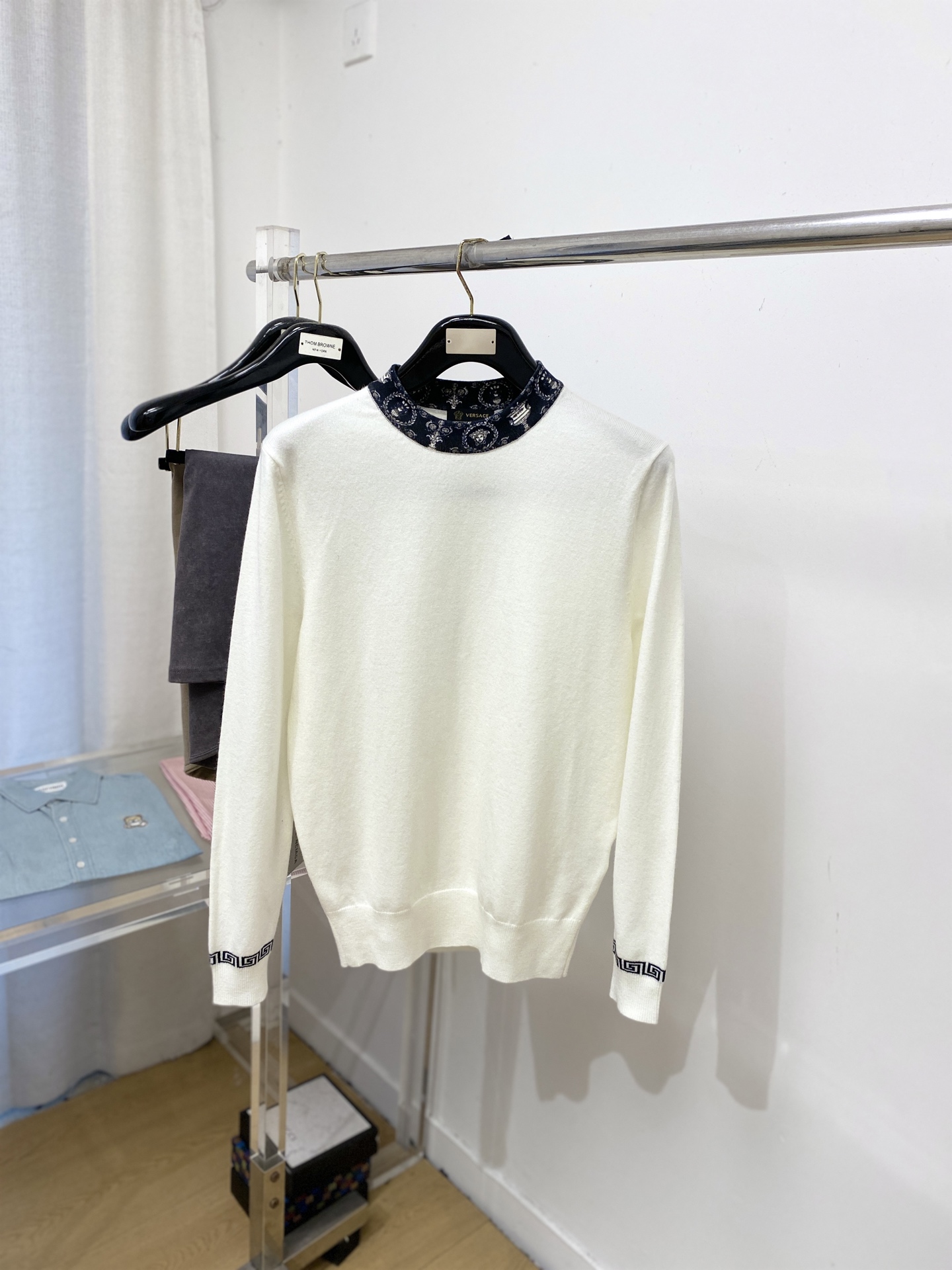 NO:644010,Versace, 2025 new wool sweater has a delicate and soft feel, which can be directly contacted with the skin, allowing the warm yarn to change into a delicate texture. The top-notch craftsmanship is very distinctive and colorful, and the style is simple, elegant and exquisite. The three-dimensional tailoring design makes the entire sweater upper body full of youthful vitality and vitality. It is recommended to be a must-have for autumn and winter. Sizes M-3XL, versace, sweaters, alexander wang19860909范思哲、2025新品羊毛衣 具有手感细腻柔软,可直接与肌肤接触,让暖心的纱线变化出细腻的质感,顶级工艺极具特色出彩,款式简约大方精美 立体剪裁的版型设计,让整款毛衣上身尽显青春活力和朝气,推荐款秋冬季穿搭必备.尺码M-3XL,,versace,sweaters,alexander wang,Men's clothing