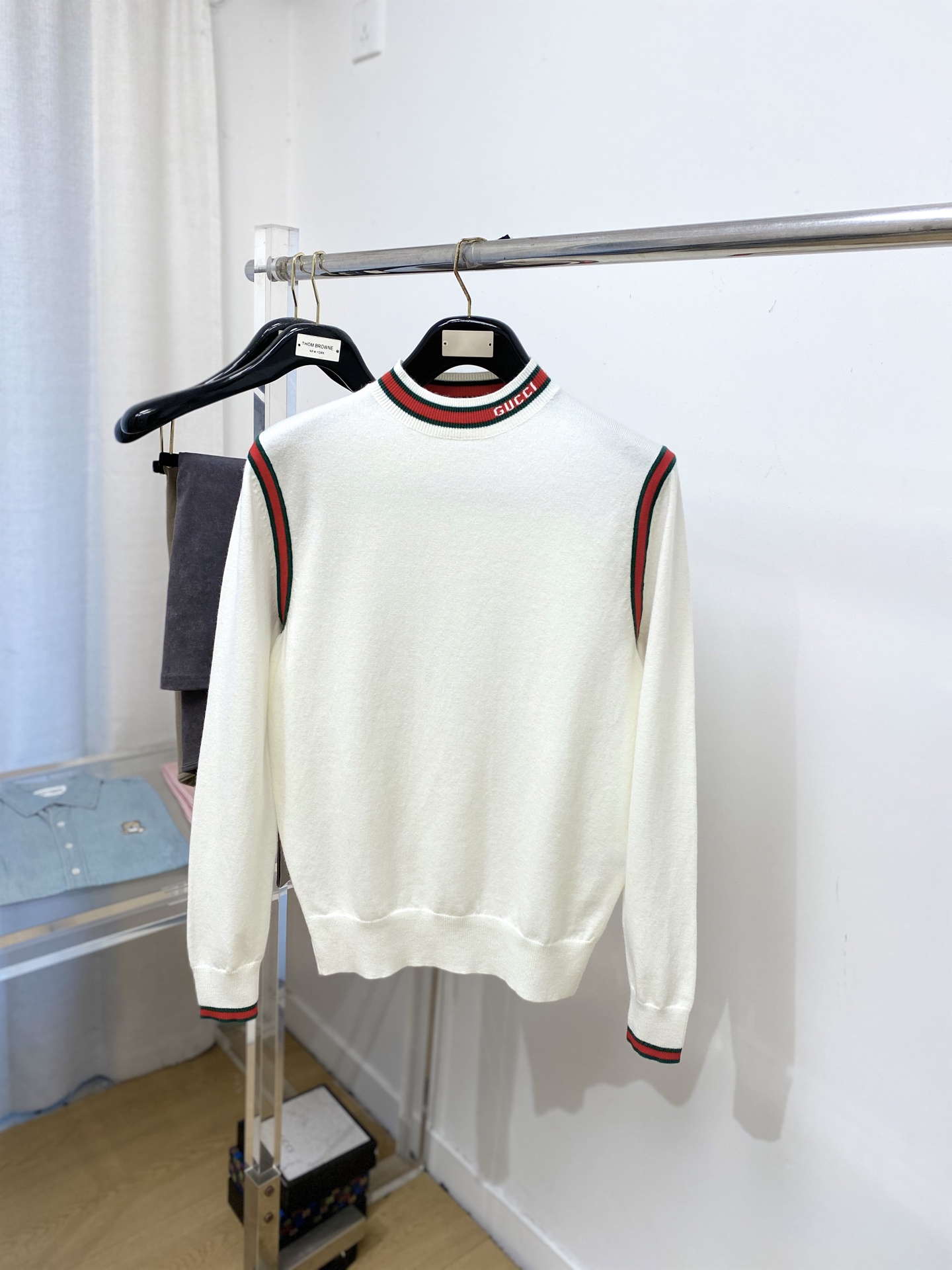 NO:644013,Gucci, 2025 new wool sweater has a delicate and soft feel, which can be directly in contact with the skin, allowing the warm yarn to change into a delicate texture. The top-notch craftsmanship is very distinctive and colorful, and the style is simple, elegant and exquisite. The three-dimensional tailoring design makes the entire sweater upper body full of youthful vitality and vitality. It is recommended to be a must-have for autumn and winter. Sizes M-3XL, sweaters, alexander wang19860909古奇、2025新品羊毛衣 具有手感细腻柔软,可直接与肌肤接触,让暖心的纱线变化出细腻的质感,顶级工艺极具特色出彩,款式简约大方精美 立体剪裁的版型设计,让整款毛衣上身尽显青春活力和朝气,推荐款秋冬季穿搭必备.尺码M-3XL,,sweaters,alexander wang,Men's clothing