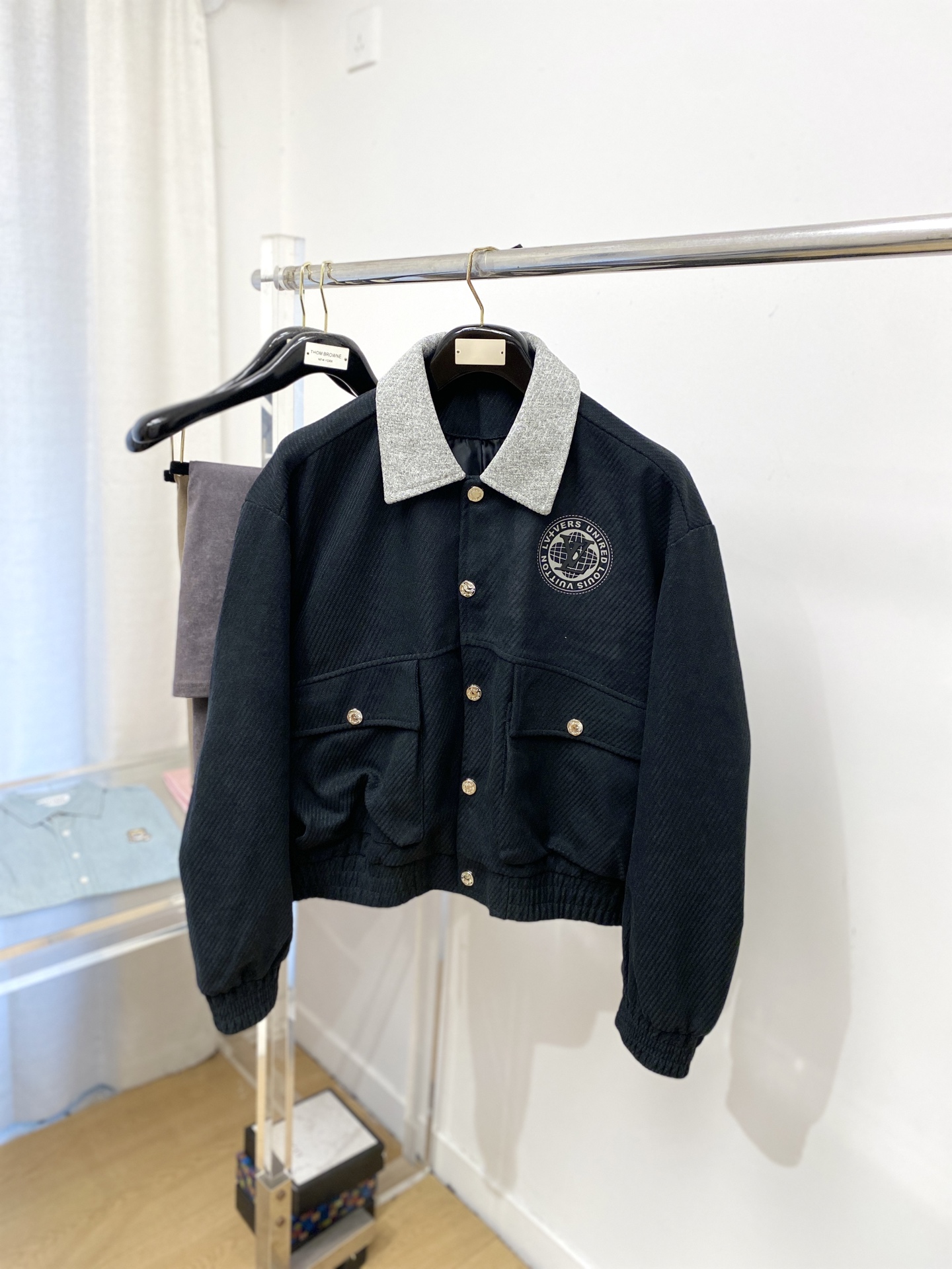 NO:644033,Louis Vuitton, 2025 new jacket, fashionable and handsome, simple and versatile, top-notch printed letter logo on the chest, customized original fabric, not only stiff, maintaining the trendy silhouette, but also comfortable to wear, more delicate yarn weaving, size M-3XL,, louis vuitton, jackets & coats, jackets & coats, alexander wang19860909路易威登、2025新品夹克外套,时尚帅气,简约百搭款,胸前顶级印胶字母logo,定制原版面料,不仅挺括,保持潮流的廓形,又穿着舒适,纱织更细腻,码数M-3XL,,louis vuitton,jackets & coats,jackets & coats,alexander wang,Men's clothing