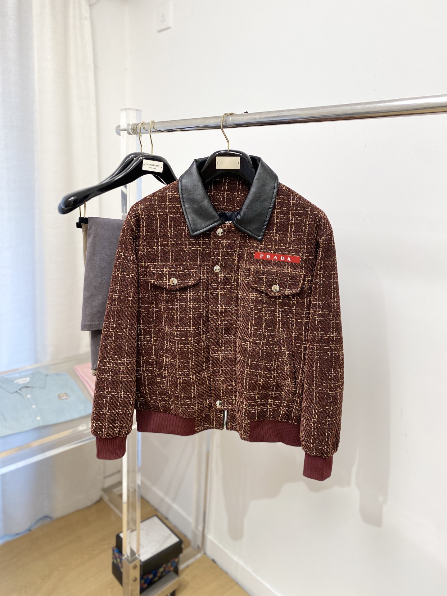 NO:644031,Prada, 2025 new jacket, fashionable and handsome, simple and versatile, top-notch printed letter logo on the chest, customized original fabric, not only crisp and trendy silhouette, but also comfortable to wear, more delicate yarn weaving, size M-3XL,, prada, jackets & coats, jackets & coats, alexander wang19860909普拉达、2025新品夹克外套,时尚帅气,简约百搭款,胸前顶级印胶字母logo,定制原版面料,不仅挺括,保持潮流的廓形,又穿着舒适,纱织更细腻,码数M-3XL,,prada,jackets & coats,jackets & coats,alexander wang,Men's clothing