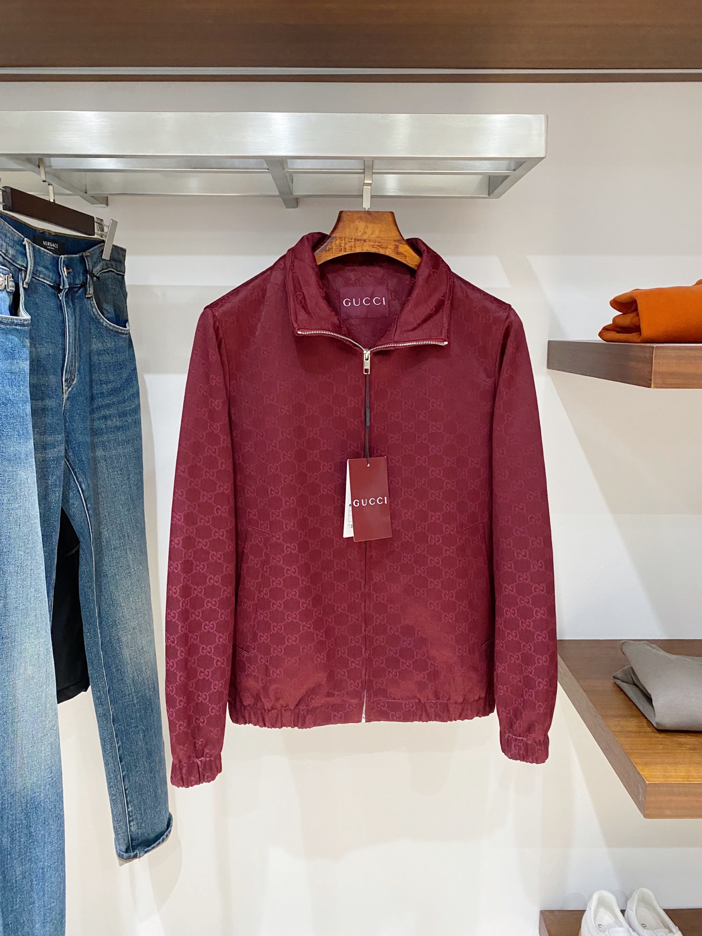 NO:627316,Gucci, 2025 new jackets, fashionable and handsome, simple and versatile, top-notch digitally positioned custom-woven letter logo, customized original fabric, not only crisp, maintaining the trendy silhouette, but also comfortable to wear, more delicate yarn weaving, size M-3XL, buy now,,jackets & coats,jackets & coats,alexander wang19860909古奇、2025新品夹克外套,时尚帅气,简约百搭款,顶级数码定位定织字母logo,定制原版面料,不仅挺括,保持潮流的廓形,又穿着舒适,纱织更细腻,码数M-3XL  立即抢购,,jackets & coats,jackets & coats,alexander wang,Men's clothing