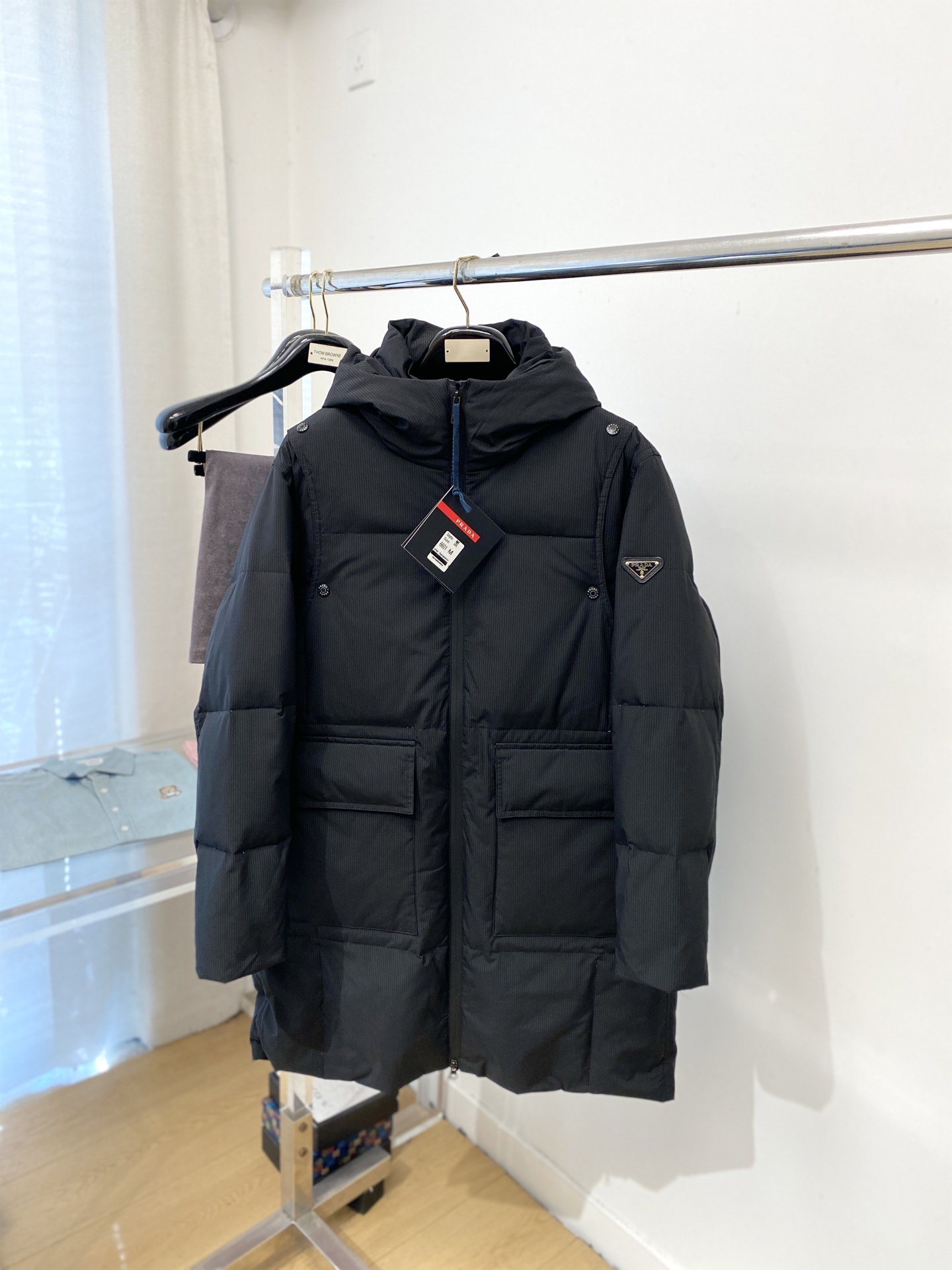 NO:644028,Prada, the latest 2025 long men's lightweight down jacket, the fabric is soft and comfortable.  The upper body shape is awesome.  zipper.  The accessories are all custom-supplied and imported fabrics, which are light and comfortable, warm and stylish, simple and elegant!  Lightweight and warm, the best choice to keep out the cold in autumn and winter. Size M-3XL, prada, down jacket, alexander wang19860909普拉达、2025最新款长款男士轻薄羽绒服、面料柔软舒适 ．上身版型超赞 ．拉链．辅料都是客供 、进口面料,轻便舒适,保暖有型、简单大方款式！轻便保暖、秋冬御寒的最佳选择 码数M-3XL,,prada,down jacket,alexander wang,Men's clothing