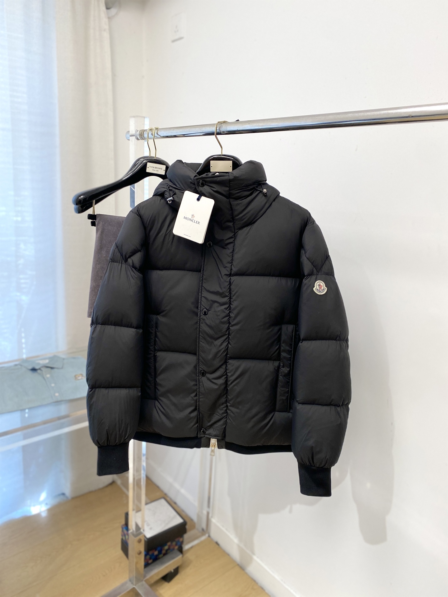 NO:644030,Meng Mouth, the latest 2025 men's lightweight down jacket, the fabric is soft and comfortable.  The upper body shape is awesome.  zipper.  The accessories are all custom-supplied and imported fabrics, which are light and comfortable, warm and stylish, simple and elegant!  Lightweight and warm, the best choice to keep out the cold in autumn and winter. Sizes 1-5, Moncler, down jacket, alexander wang19860909蒙口、2025最新款男士轻薄羽绒服、面料柔软舒适 ．上身版型超赞 ．拉链．辅料都是客供 、进口面料,轻便舒适,保暖有型、简单大方款式！轻便保暖、秋冬御寒的最佳选择 码数1-5码,,Moncler,down jacket,alexander wang,Men's clothing