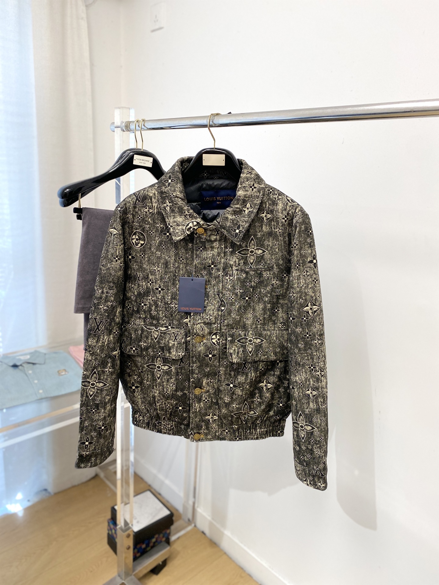 NO:644032,Louis Vuitton, the latest 2025 men's lightweight down jacket, the fabric is soft and comfortable.  The upper body shape is awesome.  zipper.  The accessories are all custom-supplied and imported fabrics, which are light and comfortable, warm and stylish, simple and elegant!  Lightweight and warm, the best choice to keep out the cold in autumn and winter. Size M-3XL,,louis vuitton,jackets & coats,down jacket,alexander wang19860909路易威登、2025最新款男士轻薄羽绒夹克、面料柔软舒适 ．上身版型超赞 ．拉链．辅料都是客供 、进口面料,轻便舒适,保暖有型、简单大方款式！轻便保暖、秋冬御寒的最佳选择 码数M-3XL,,louis vuitton,jackets & coats,down jacket,alexander wang,Men's clothing