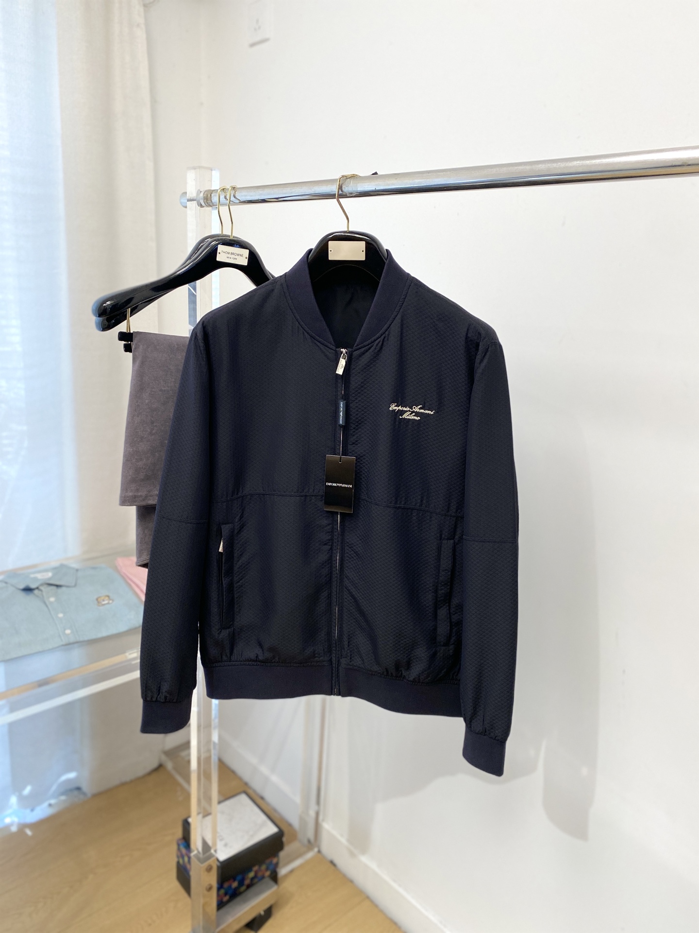 NO:644034,Armani, 2025 new jacket jacket, fashionable and handsome, simple and versatile, exquisite embroidered letter logo on the chest, customized original fabric, not only stiff, maintaining the trendy silhouette, but also comfortable to wear, the yarn is more delicate, size M-3XL,,armani,jackets & coats,jackets & coats,alexander wang19860909阿玛尼、2025新品夹克外套,时尚帅气,简约百搭款,胸前精致刺绣字母logo,定制原版面料,不仅挺括,保持潮流的廓形,又穿着舒适,纱织更细腻,码数M-3XL,,armani,jackets & coats,jackets & coats,alexander wang,Men's clothing