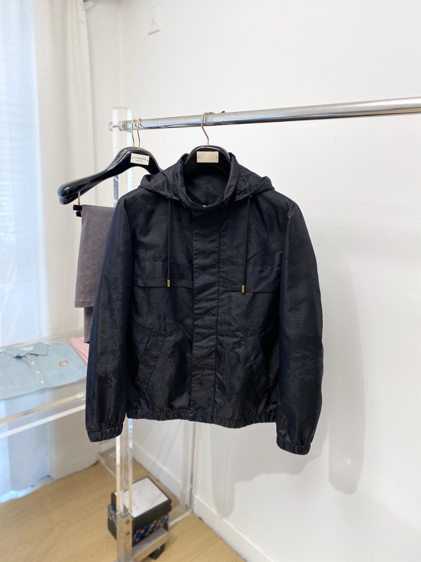 NO:644036,Louis Vuitton, 2025 new jacket, fashionable and handsome, simple and versatile, with letter logo embroidered on the chest, customized original fabric, not only stiff and keeping the trendy silhouette, but also comfortable to wear, the yarn is more delicate, size M-3XL, buy now,, louis vuitton, jackets & coats, jackets & coats, alexander wang19860909路易威登、2025新品夹克外套,时尚帅气,简约百搭款,胸前刺绣装饰字母logo,定制原版面料,不仅挺括,保持潮流的廓形,又穿着舒适,纱织更细腻,码数M-3XL 立即抢购,,louis vuitton,jackets & coats,jackets & coats,alexander wang,Men's clothing