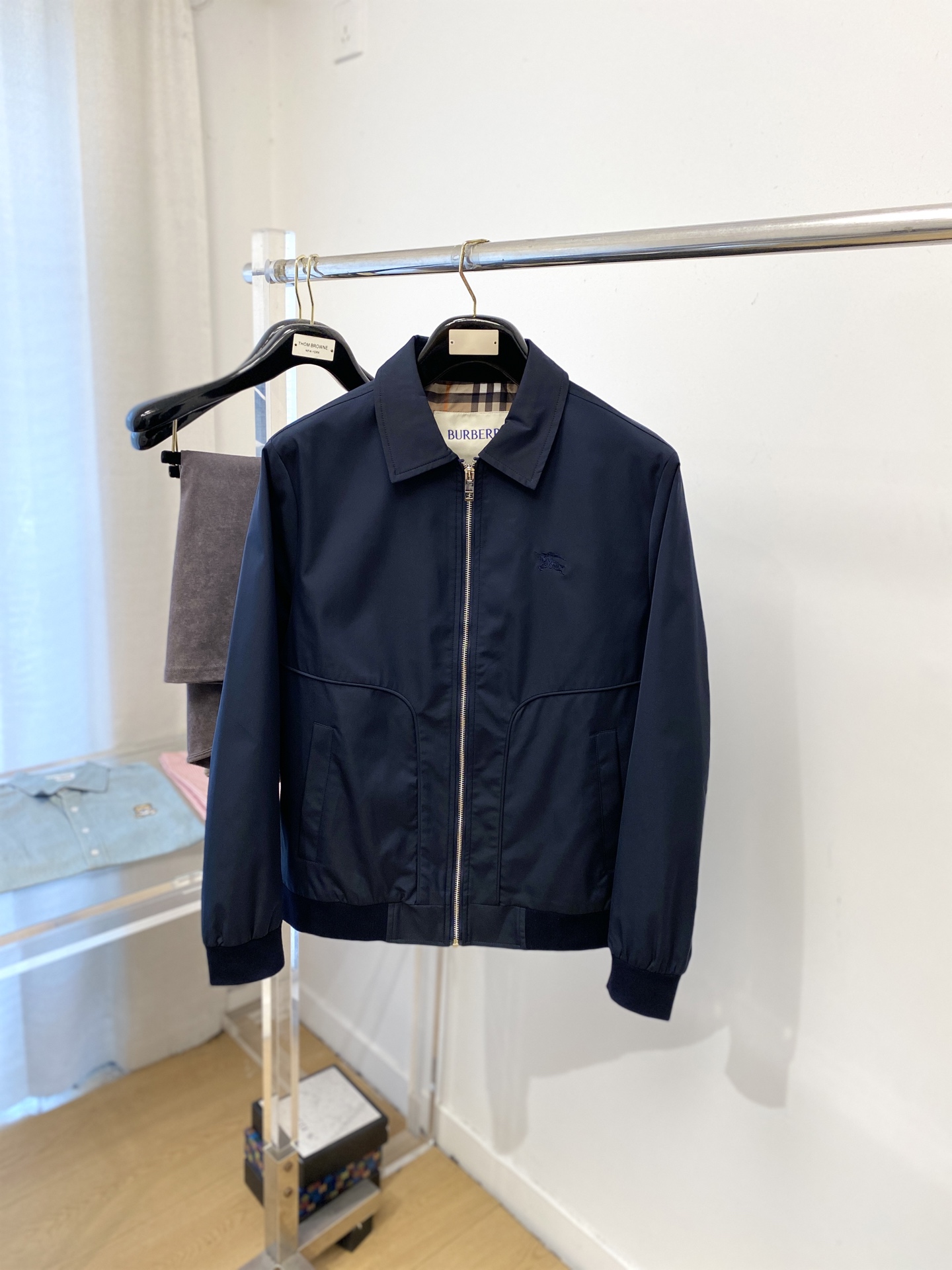 NO:644038,Burberry, 2025 new jacket, fashionable and handsome, simple and versatile, exquisite embroidered logo on the chest, customized original fabric, not only stiff and maintain the trendy silhouette, but also comfortable to wear, the yarn is more delicate, size M-3XL,,burberry,jackets & coats,jackets & coats,alexander wang19860909巴宝莉、2025新品夹克外套,时尚帅气,简约百搭款,胸前精致刺绣图案logo,定制原版面料,不仅挺括,保持潮流的廓形,又穿着舒适,纱织更细腻,码数M-3XL,,burberry,jackets & coats,jackets & coats,alexander wang,Men's clothing