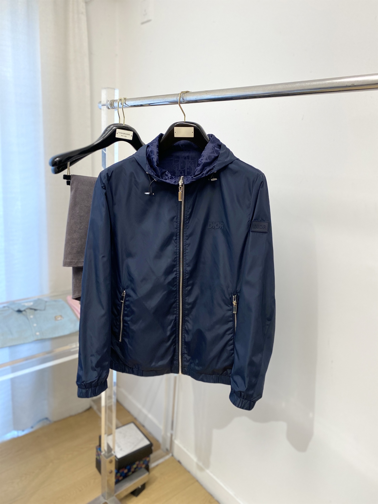 NO:644021,Dior, 2025 new product, reversible jacket, fashionable and handsome, simple and versatile, embroidered cuffs with letter logo, customized original fabric, not only stiff and maintain the trendy silhouette, but also comfortable to wear, more delicate yarn, size M-3XL,,dior,jackets & coats,jackets & coats,alexander wang19860909迪奥、2025新品双面穿夹克外套,时尚帅气,简约百搭款,袖口刺绣装饰字母logo,定制原版面料,不仅挺括,保持潮流的廓形,又穿着舒适,纱织更细腻,码数M-3XL,,dior,jackets & coats,jackets & coats,alexander wang,Men's clothing