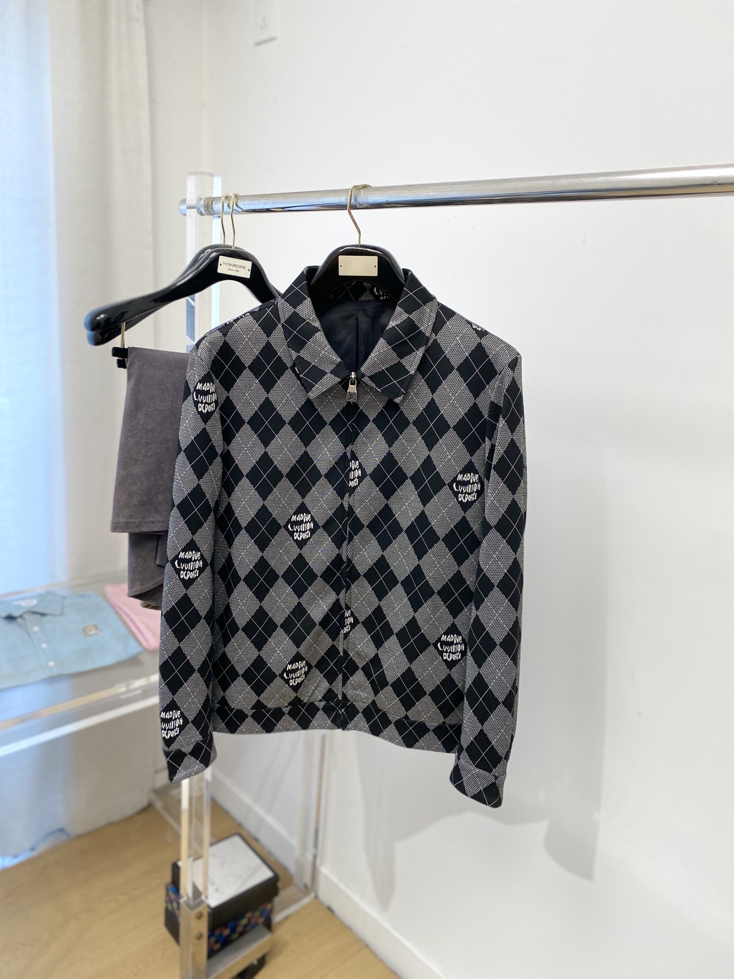 NO:644027,Louis Vuitton, 2025 new jackets, fashionable and handsome, simple and versatile, original hardware accessories logo, customized original fabrics, not only crisp and trendy silhouette, but also comfortable to wear, more delicate yarn weaving, size M-3XL,, louis vuitton, jackets & coats, jackets & coats, alexander wang19860909路易威登、2025新品夹克外套,时尚帅气,简约百搭款,原版五金辅料logo,定制原版面料,不仅挺括,保持潮流的廓形,又穿着舒适,纱织更细腻,码数M-3XL,,louis vuitton,jackets & coats,jackets & coats,alexander wang,Men's clothing