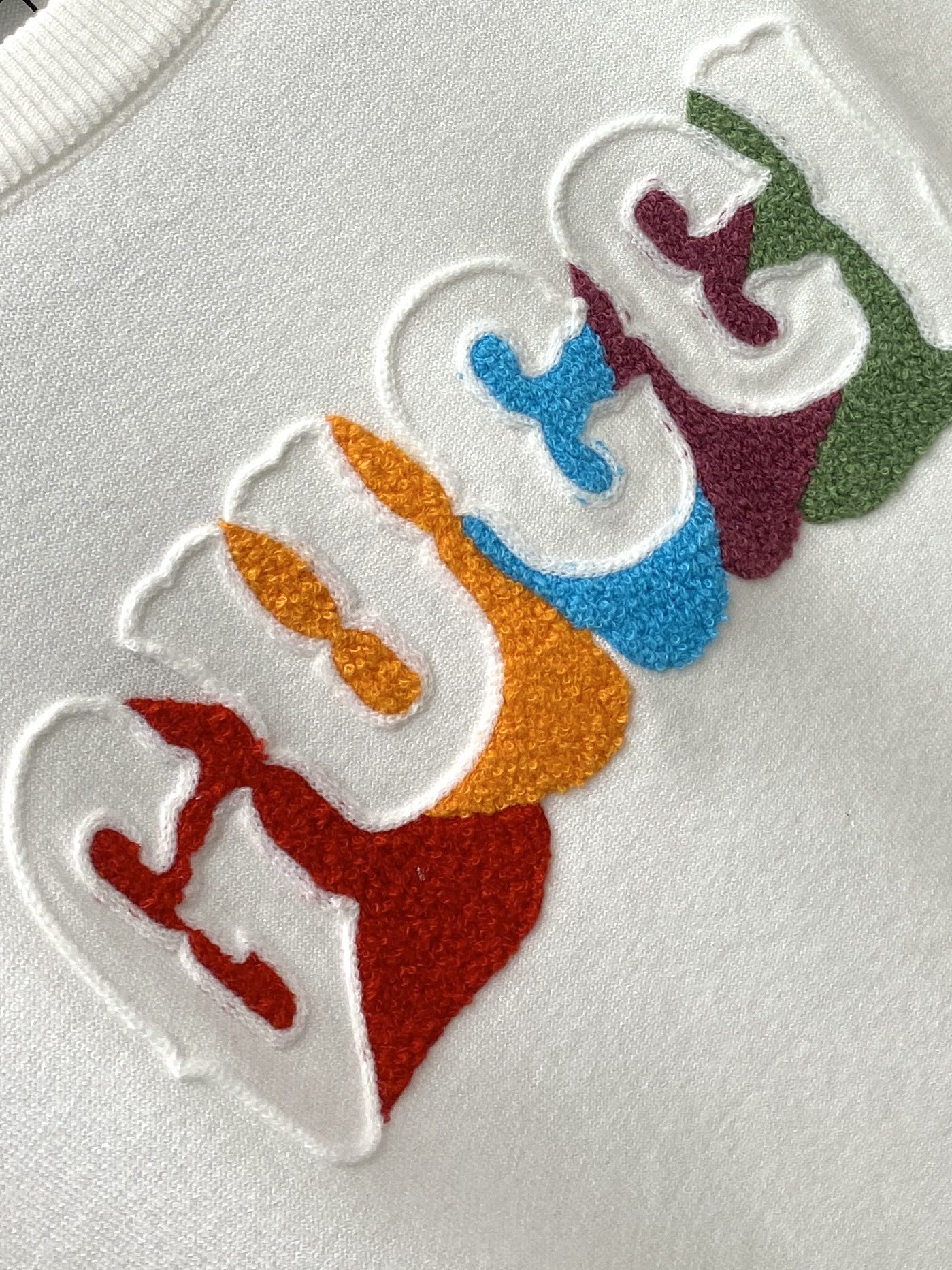 古奇、2025新品羊毛衣 具有手感细腻柔软，可直接与肌肤接触，让暖心的纱线变化出细腻的质感，顶级工艺极具