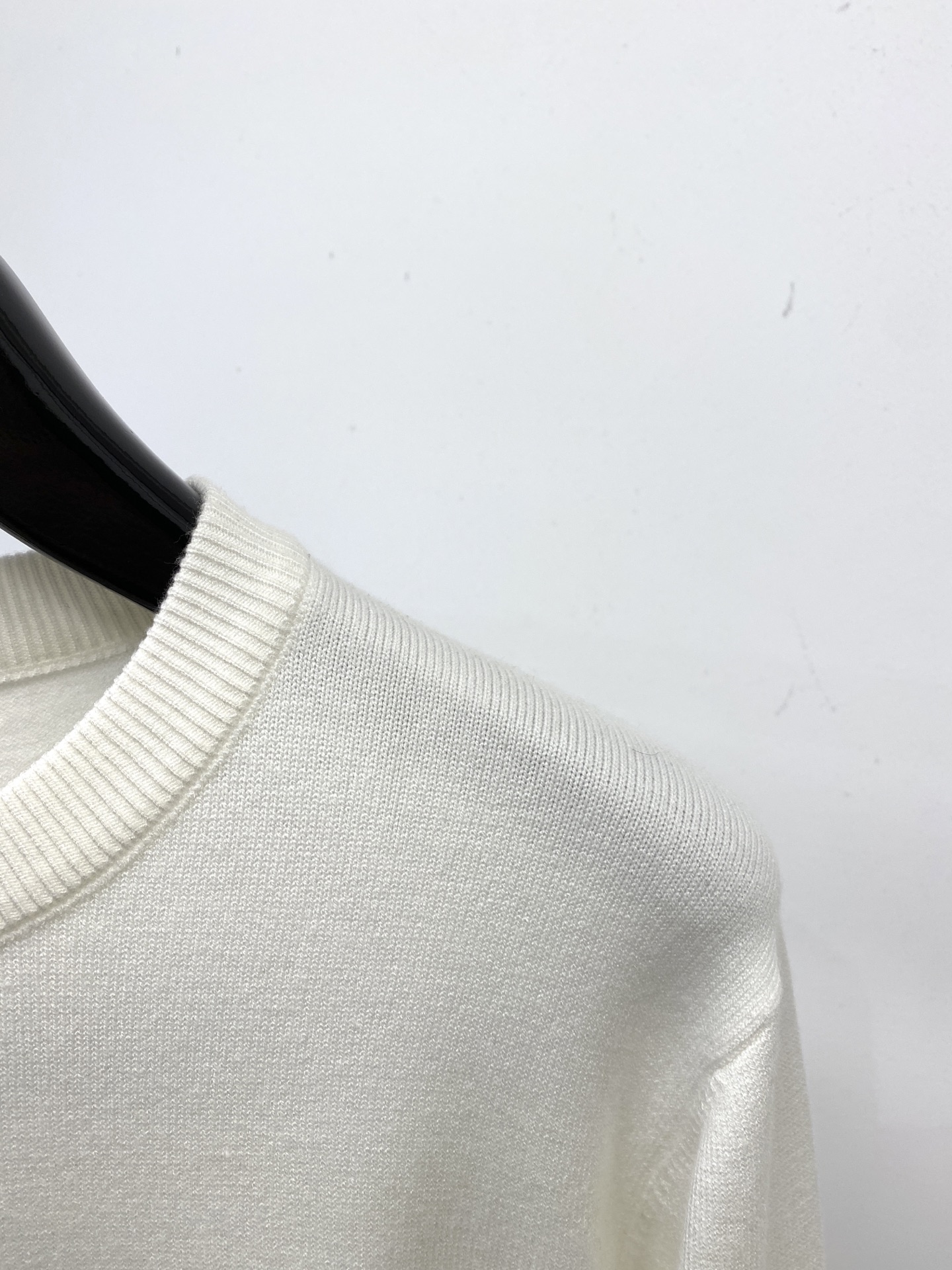 古奇、2025新品羊毛衣 具有手感细腻柔软，可直接与肌肤接触，让暖心的纱线变化出细腻的质感，顶级工艺极具