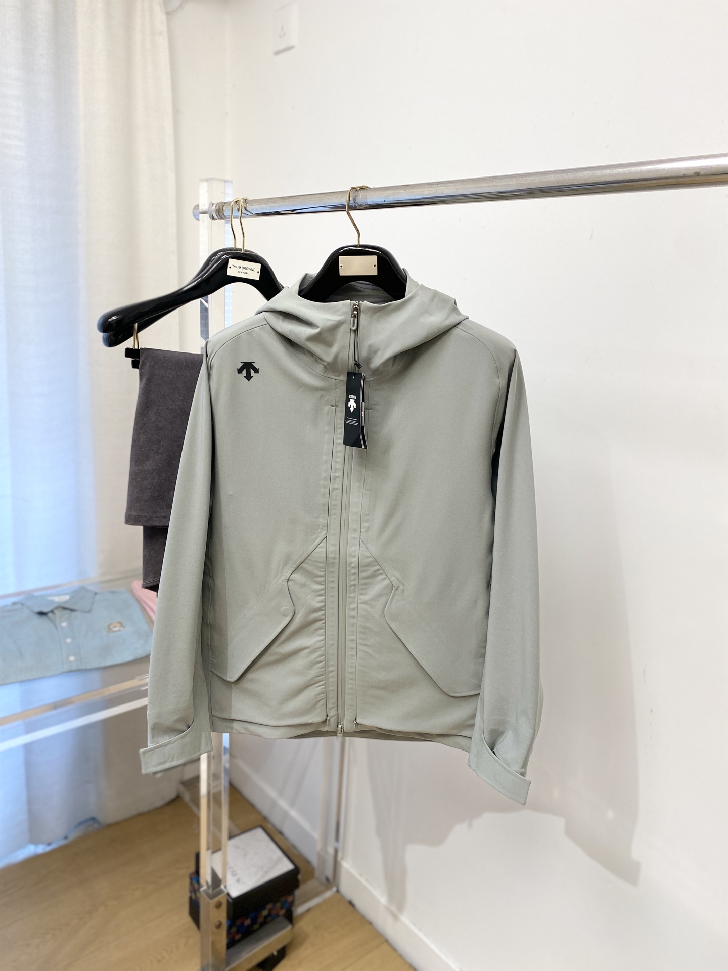 NO:644024,DESCENTE, 2025 new jacket, fashionable and handsome, simple and versatile, top-notch printed logo on the shoulder, customized original fabric, not only stiff and maintain the trendy silhouette, but also comfortable to wear, the yarn is more delicate, size M-3XL,,jackets & coats,jackets & coats,alexander wang19860909DESCENTE迪桑特、2025新品夹克外套,时尚帅气,简约百搭款,肩部顶级印胶图案logo,定制原版面料,不仅挺括,保持潮流的廓形,又穿着舒适,纱织更细腻,码数M-3XL,,jackets & coats,jackets & coats,alexander wang,Men's clothing