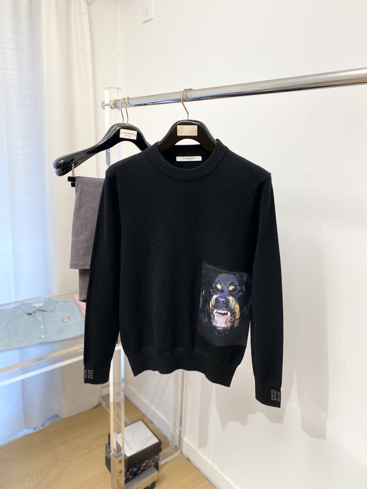 NO:644022,Givenchy, 2025 new wool sweater has a delicate and soft feel, which can be directly in contact with the skin, allowing the warm yarn to change into a delicate texture. The top-notch craftsmanship is very distinctive and colorful, and the style is simple, elegant and exquisite. The three-dimensional tailoring design makes the entire sweater upper body full of youthful vitality and vitality. It is recommended to be a must-have for autumn and winter. Sizes M-3XL Buy now, givenchy, sweaters, alexander wang19860909纪梵希、2025新品羊毛衣 具有手感细腻柔软,可直接与肌肤接触,让暖心的纱线变化出细腻的质感,顶级工艺极具特色出彩,款式简约大方精美 立体剪裁的版型设计,让整款毛衣上身尽显青春活力和朝气,推荐款秋冬季穿搭必备.尺码M-3XL 立即抢购,,givenchy,sweaters,alexander wang,Men's clothing