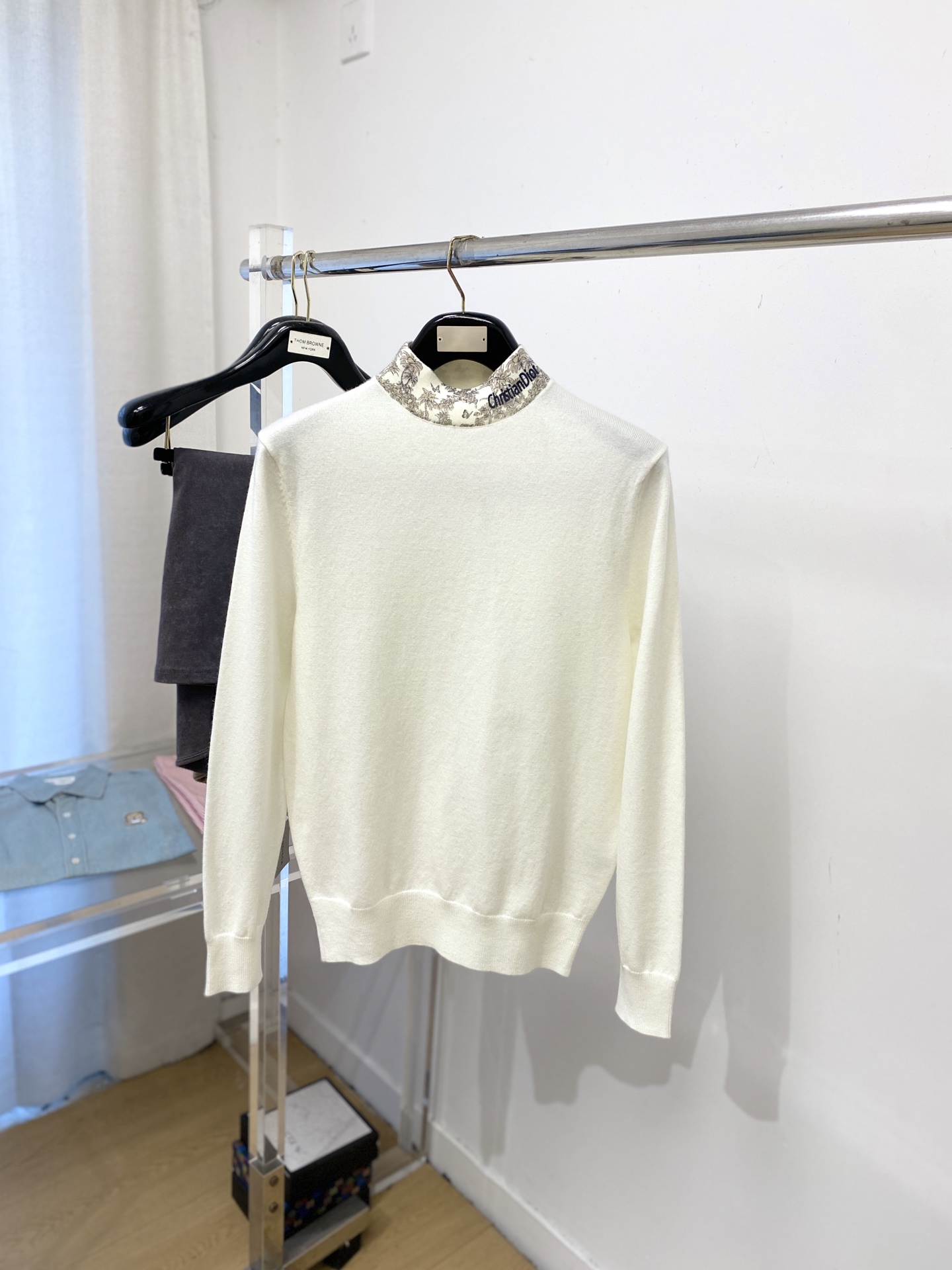 NO:644020,Dior, 2025 new wool sweater has a delicate and soft feel, which can be directly in contact with the skin, allowing the warm yarn to change into a delicate texture. The top-notch craftsmanship is very distinctive and colorful, and the style is simple, elegant and exquisite. The three-dimensional tailoring design makes the entire sweater upper body full of youthful vitality and vitality. It is recommended to be a must-have for autumn and winter. Sizes M-3XL, dior, sweaters, alexander wang19860909迪奥、2025新品羊毛衣 具有手感细腻柔软,可直接与肌肤接触,让暖心的纱线变化出细腻的质感,顶级工艺极具特色出彩,款式简约大方精美 立体剪裁的版型设计,让整款毛衣上身尽显青春活力和朝气,推荐款秋冬季穿搭必备.尺码M-3XL,,dior,sweaters,alexander wang,Men's clothing