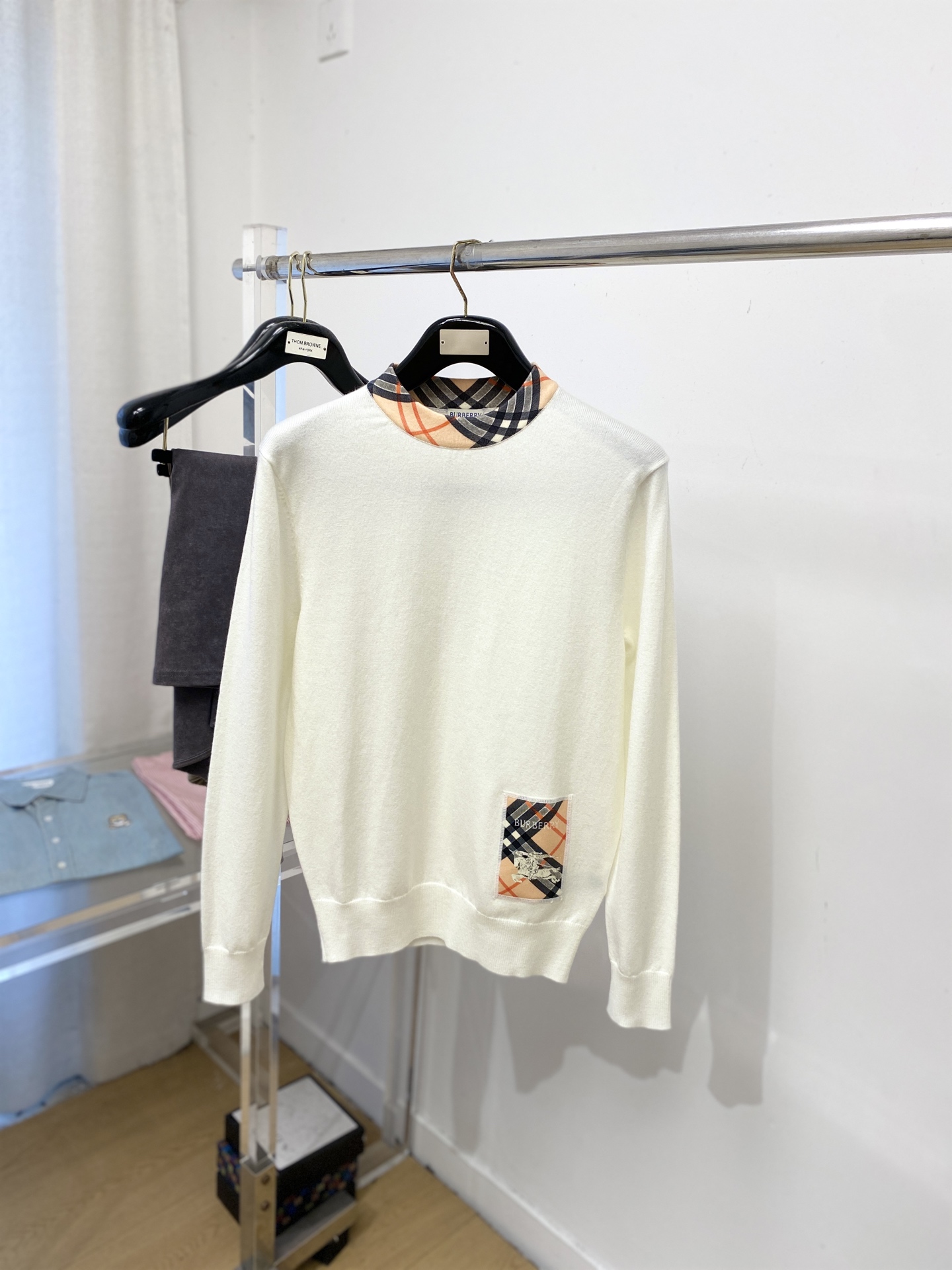 NO:644019,Burberry, 2025 new wool sweater has a delicate and soft feel, which can be directly in contact with the skin, allowing the warm yarn to change into a delicate texture. The top-notch craftsmanship is very distinctive and colorful, and the style is simple, elegant and exquisite. The three-dimensional tailoring design makes the entire sweater upper body full of youthful vitality and vitality. It is recommended to be a must-have for autumn and winter. Sizes M-3XL, burberry, sweaters, alexander wang19860909巴宝莉、2025新品羊毛衣 具有手感细腻柔软,可直接与肌肤接触,让暖心的纱线变化出细腻的质感,顶级工艺极具特色出彩,款式简约大方精美 立体剪裁的版型设计,让整款毛衣上身尽显青春活力和朝气,推荐款秋冬季穿搭必备.尺码M-3XL,,burberry,sweaters,alexander wang,Men's clothing