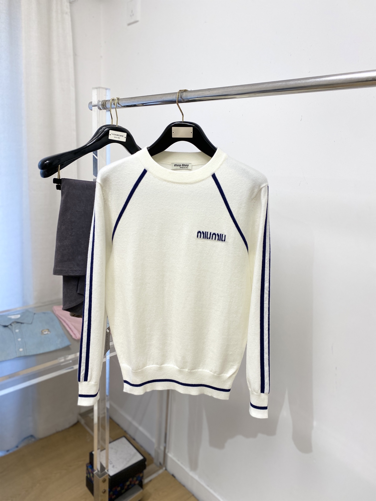 NO:644016,miumiu, 2025 new wool sweater has a delicate and soft feel, which can be directly in contact with the skin, allowing the warm yarn to change into a delicate texture. The top-notch craftsmanship is very distinctive and colorful, and the style is simple, elegant and exquisite. The three-dimensional tailoring design makes the entire sweater upper body full of youthful vitality and vitality. It is recommended to be a must-have for autumn and winter. Sizes M-3XL,, miumiu, sweaters, alexander wang19860909miumiu、2025新品羊毛衣 具有手感细腻柔软,可直接与肌肤接触,让暖心的纱线变化出细腻的质感,顶级工艺极具特色出彩,款式简约大方精美 立体剪裁的版型设计,让整款毛衣上身尽显青春活力和朝气,推荐款秋冬季穿搭必备.尺码M-3XL,,miumiu,sweaters,alexander wang,Men's clothing