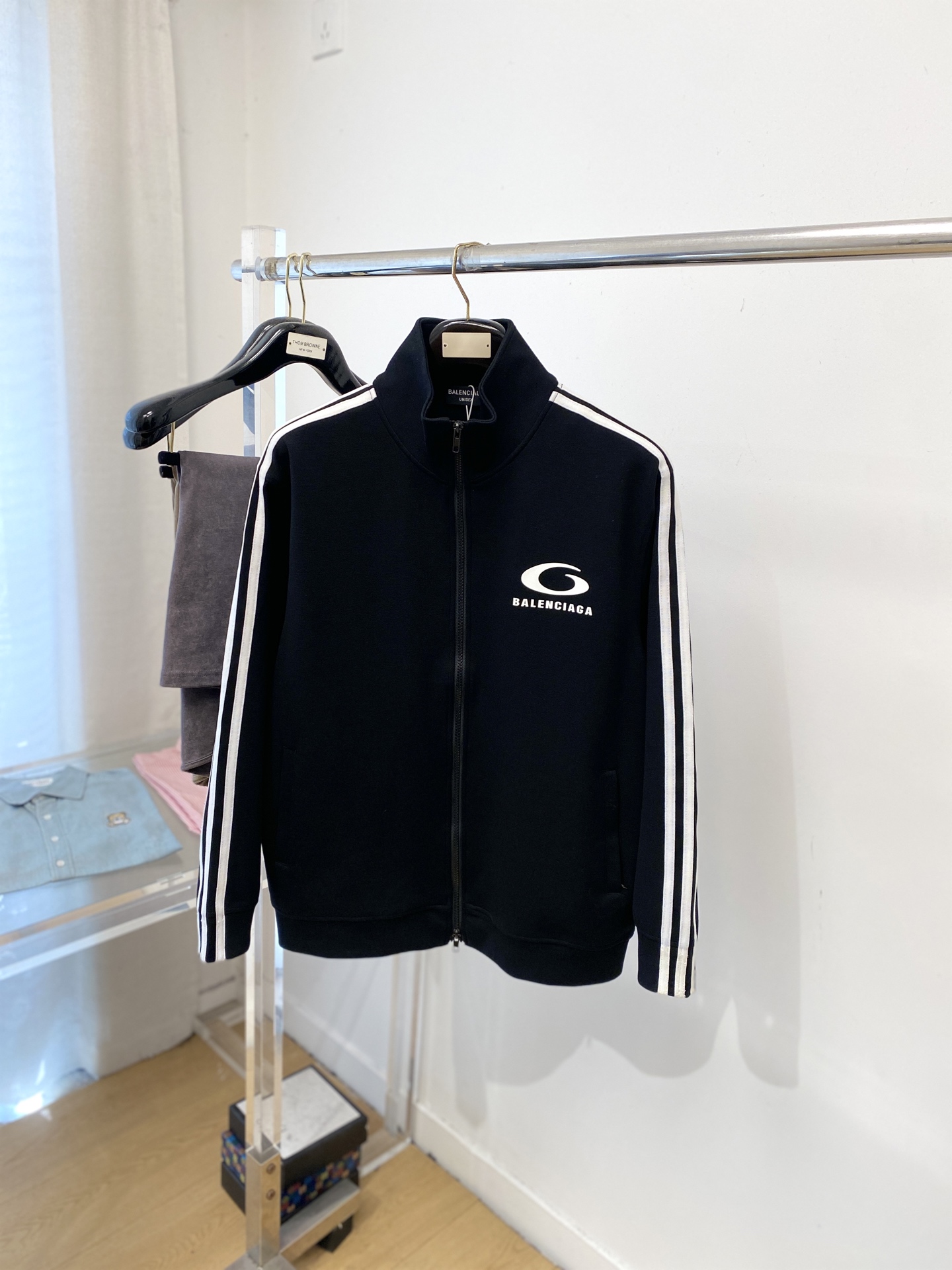 NO:644041,Balenciaga, 2025 new sweatshirt jacket, handsome and fashionable, top-notch printed letter logo on the chest, simple and versatile. The fabric cotton is not only crisp and maintains the trendy silhouette, but also comfortable to wear, and the yarn is more delicate. Size M-3XL,,balenciaga,hoodie,sweatshirts,jackets & coats,alexander wang19860909巴黎世家、2025新品卫衣外套,帅气时尚,胸前顶级印花图案字母logo,简约百搭款.面料棉 不仅挺括,保持潮流的廓形,又穿着舒适,纱织更细腻,码数M-3XL,,balenciaga,hoodie,sweatshirts,jackets & coats,alexander wang,Men's clothing