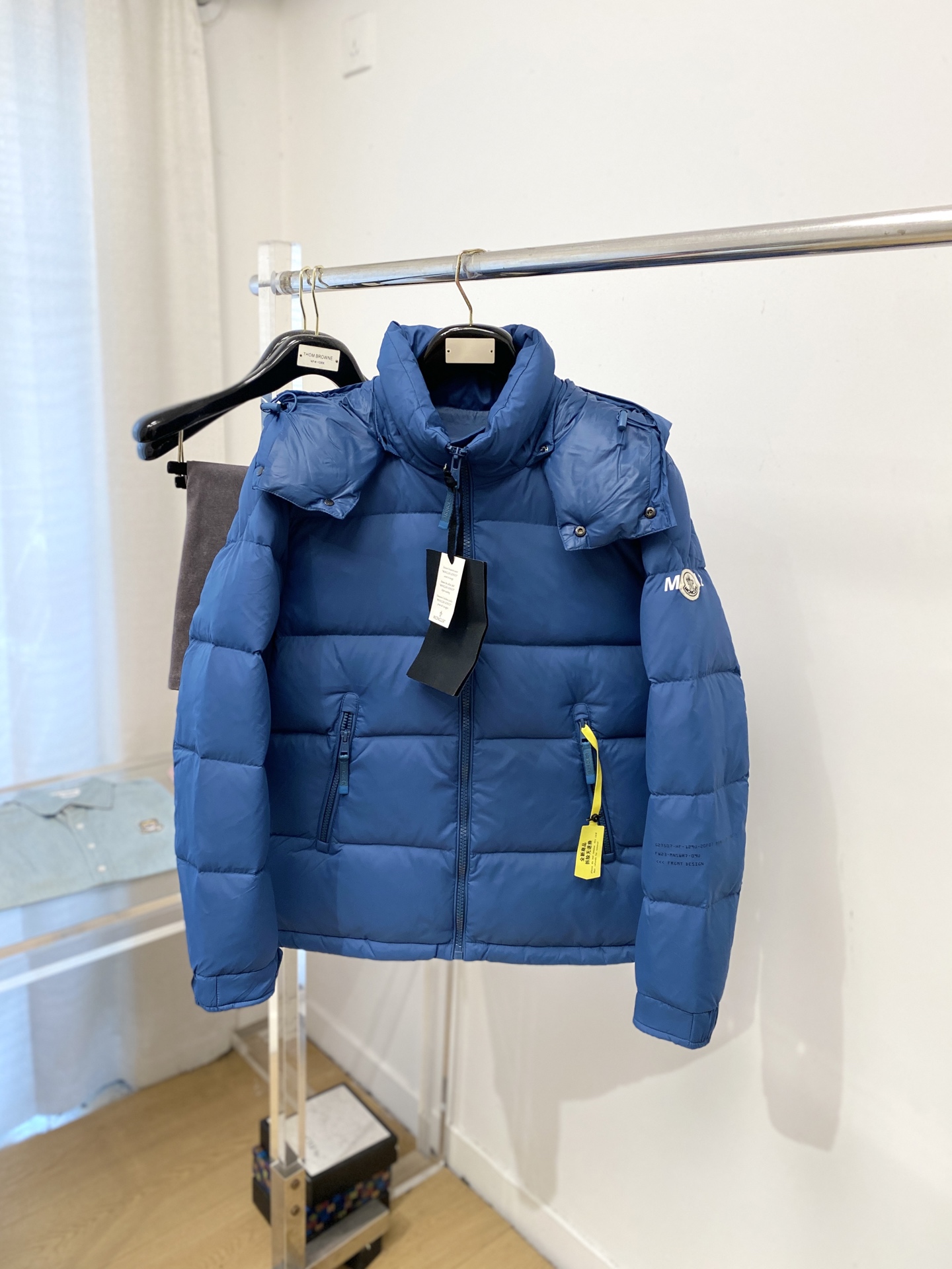 NO:644047,Meng Mouth, the latest 2025 men's lightweight down jacket, the fabric is soft and comfortable.  The upper body shape is awesome.  zipper.  The accessories are all custom-supplied and imported fabrics, which are light and comfortable, warm and stylish, simple and elegant!  Lightweight and warm, the best choice to keep out the cold in autumn and winter. Sizes 1-5, Moncler, down jacket, alexander wang19860909蒙口、2025最新款男士轻薄羽绒服、面料柔软舒适 ．上身版型超赞 ．拉链．辅料都是客供 、进口面料,轻便舒适,保暖有型、简单大方款式！轻便保暖、秋冬御寒的最佳选择 码数1-5码,,Moncler,down jacket,alexander wang,Men's clothing