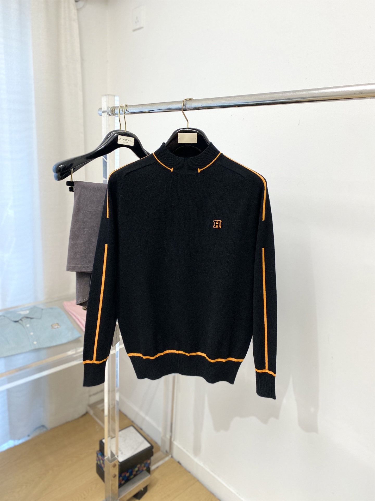 NO:644061,Hermes, 2025 new woolen sweater has a delicate and soft feel, which can be directly contacted with the skin, allowing the warm yarn to change into a delicate texture. The top-notch craftsmanship is very distinctive and colorful, and the style is simple, elegant and exquisite. The three-dimensional tailoring design makes the entire sweater upper body full of youthful vitality and vitality. It is recommended to be a must-have for autumn and winter. Sizes M-3XL, hermes, sweaters, alexander wang19860909爱马仕、2025新品羊毛衣 具有手感细腻柔软,可直接与肌肤接触,让暖心的纱线变化出细腻的质感,顶级工艺极具特色出彩,款式简约大方精美 立体剪裁的版型设计,让整款毛衣上身尽显青春活力和朝气,推荐款秋冬季穿搭必备.尺码M-3XL,,hermes,sweaters,alexander wang,Men's clothing