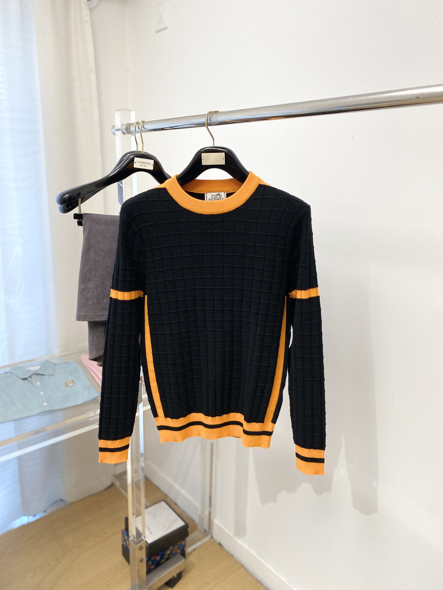 NO:644055,Hermes, 2025 new woolen sweater has a delicate and soft feel, which can be directly contacted with the skin, allowing the warm yarn to change into a delicate texture. The top-notch craftsmanship is very distinctive and colorful, and the style is simple, elegant and exquisite. The three-dimensional tailoring design makes the entire sweater upper body full of youthful vitality and vitality. It is recommended to be a must-have for autumn and winter. Sizes M-3XL, hermes, sweaters, alexander wang19860909爱马仕、2025新品羊毛衣 具有手感细腻柔软,可直接与肌肤接触,让暖心的纱线变化出细腻的质感,顶级工艺极具特色出彩,款式简约大方精美 立体剪裁的版型设计,让整款毛衣上身尽显青春活力和朝气,推荐款秋冬季穿搭必备.尺码M-3XL,,hermes,sweaters,alexander wang,Men's clothing