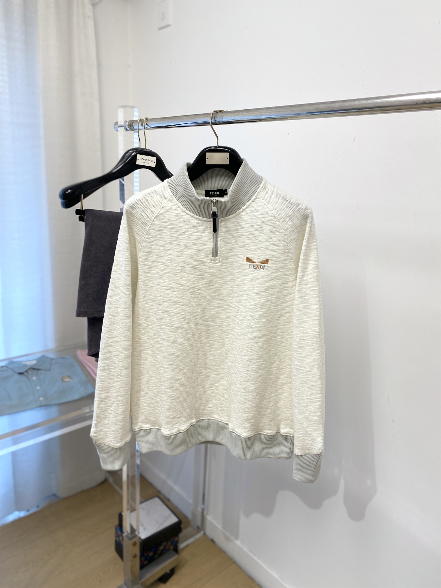 NO:644052,Fendi, 2025 new sweatshirt, handsome and fashionable, exquisite embroidery pattern letter logo on the chest, simple and versatile. The fabric cotton is not only crisp and maintains the trendy silhouette, but also comfortable to wear, and the yarn is more delicate. Size M-3XL,,fendi,hoodie,sweatshirts,alexander wang19860909芬迪、2025新品卫衣,帅气时尚,胸前精致刺绣图案字母logo,简约百搭款.面料棉 不仅挺括,保持潮流的廓形,又穿着舒适,纱织更细腻,码数M-3XL,,fendi,hoodie,sweatshirts,alexander wang,Men's clothing