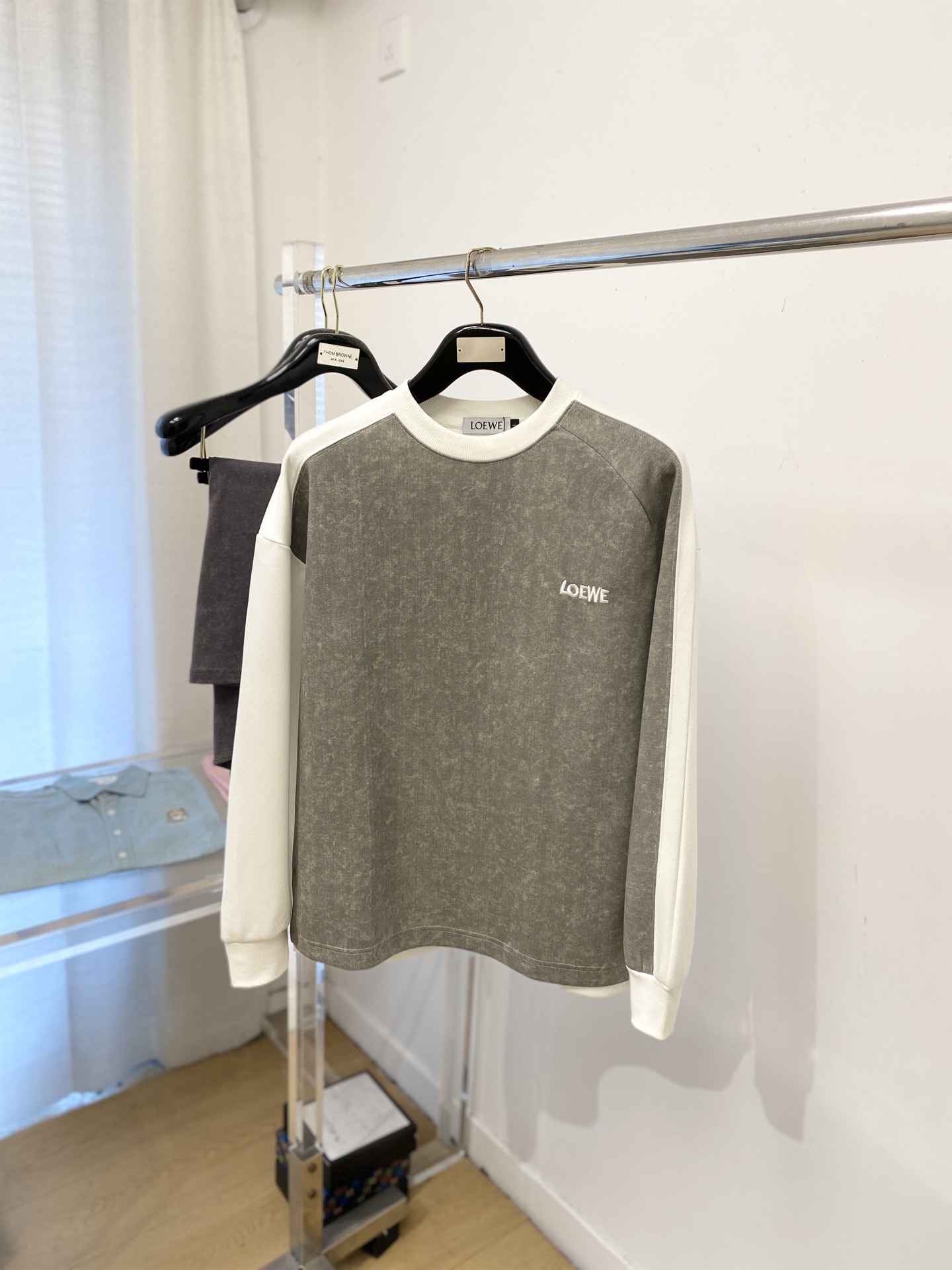 NO:644049,Loewe, 2025 new sweatshirt, handsome and fashionable, with exquisite embroidered letter logo on the chest, simple and versatile. The fabric cotton is not only crisp and maintains the trendy silhouette, but also comfortable to wear, and the yarn is more delicate. Size M-3XL,,loewe,hoodie,sweatshirts,alexander wang19860909罗意威、2025新品卫衣,帅气时尚,胸前精致刺绣字母logo,简约百搭款.面料棉 不仅挺括,保持潮流的廓形,又穿着舒适,纱织更细腻,码数M-3XL,,loewe,hoodie,sweatshirts,alexander wang,Men's clothing