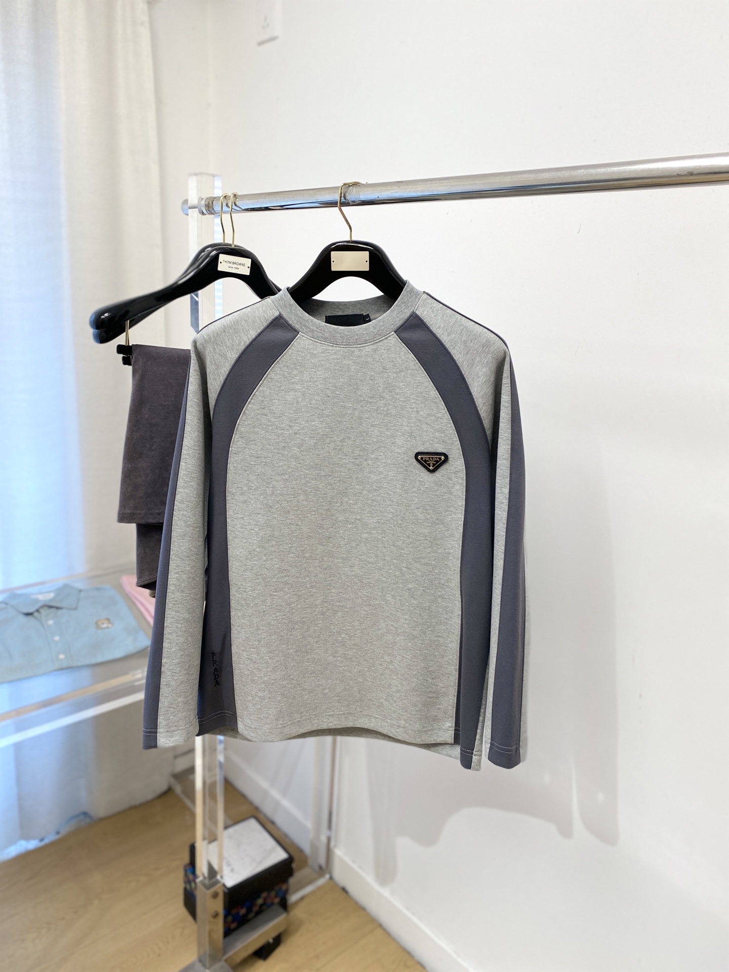 NO:644043,Prada, 2025 new sweatshirt, handsome and fashionable, with triangular logo on the chest hardware, simple and versatile. The cotton fabric is not only crisp and maintains the trendy silhouette, but also comfortable to wear, and the yarn is more delicate. Size M-3XL,, prada, hoodie, sweatshirts, alexander wang19860909普拉达、2025新品卫衣,帅气时尚,胸前五金装饰三角标logo,简约百搭款.面料棉 不仅挺括,保持潮流的廓形,又穿着舒适,纱织更细腻,码数M-3XL,,prada,hoodie,sweatshirts,alexander wang,Men's clothing