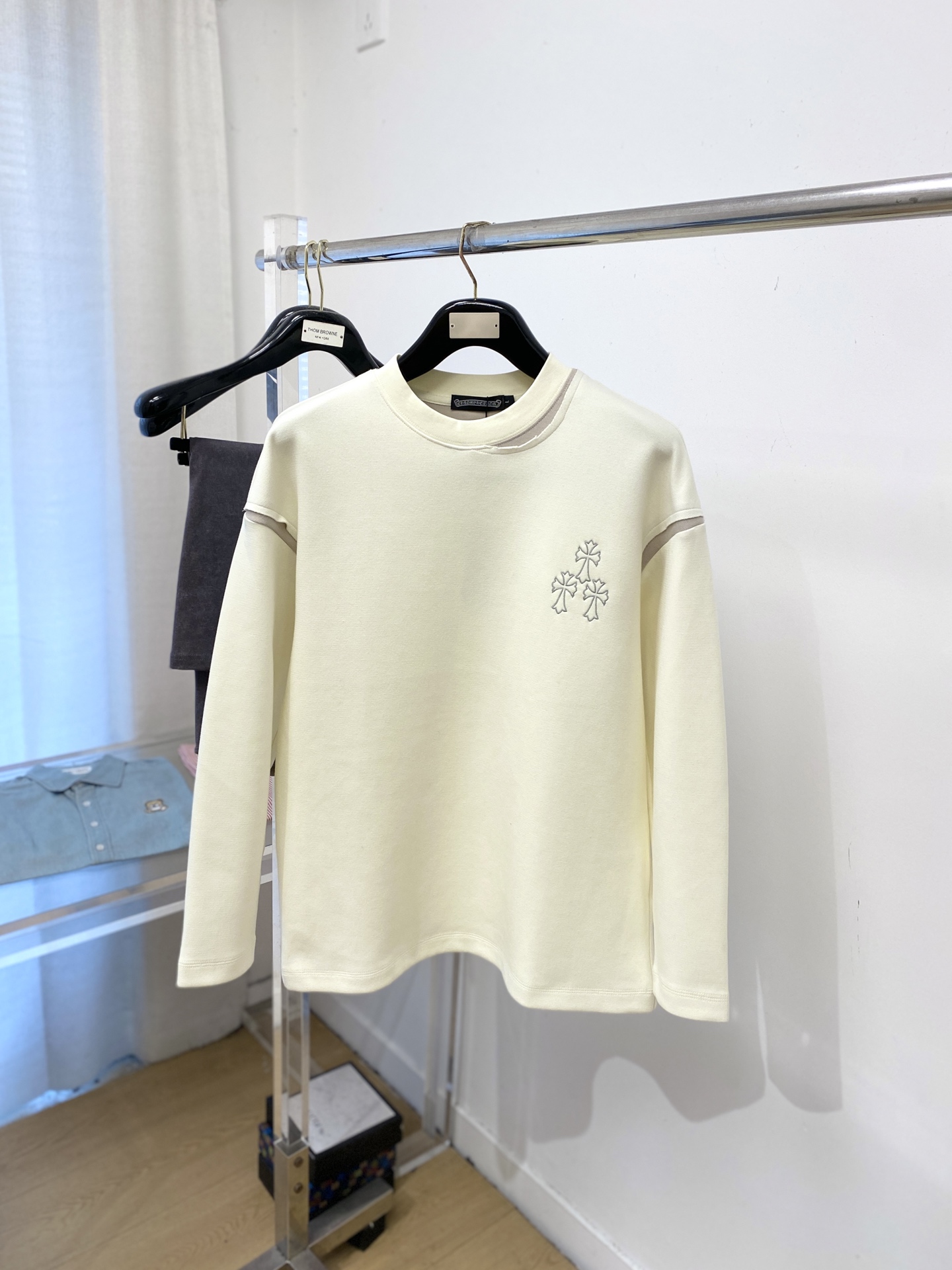 NO:644040,Chrome hearts, 2025 new sweatshirt, handsome and fashionable, with exquisite embroidered logo on the chest, simple and versatile. The fabric cotton is not only crisp and maintains the trendy silhouette, but also comfortable to wear, and the yarn is more delicate. Size M-3XL,,chrome hearts,hoodie,sweatshirts,alexander wang19860909克罗心、2025新品卫衣,帅气时尚,胸前精致刺绣图案logo,简约百搭款.面料棉 不仅挺括,保持潮流的廓形,又穿着舒适,纱织更细腻,码数M-3XL,,chrome hearts,hoodie,sweatshirts,alexander wang,Men's clothing