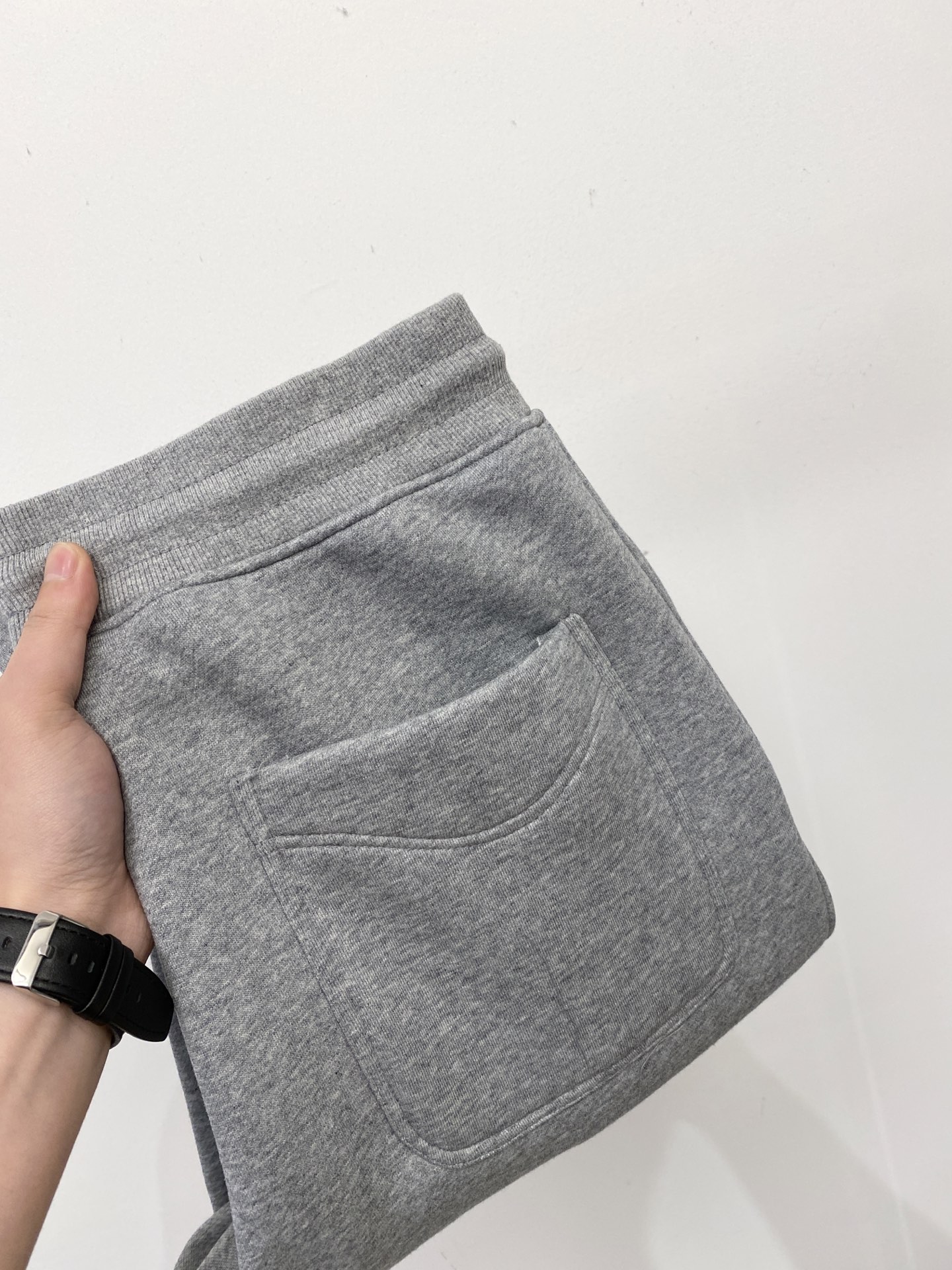 NO:644039,LP, the 2025 popular velvet casual pants. High elasticity, slimming, simple and versatile. The workmanship is fine, and the care can be seen in every stitch. It is the favorite of many celebrities and Internet celebrities. It lengthens the body proportions!  Slightly elastic ^_^Comfortable fabric Details Body size M-3XL,,loro piana,alexander wang19860909LP、2025爆款加绒休闲裤 高弹显瘦必爆简约百搭爆款,做工精细,每一针都看得到用心,超多明星网红最爱 拉长身材比例哦！微弹 ^_^舒适面料 细节体码数M-3XL,,loro piana,alexander wang,Men's clothing