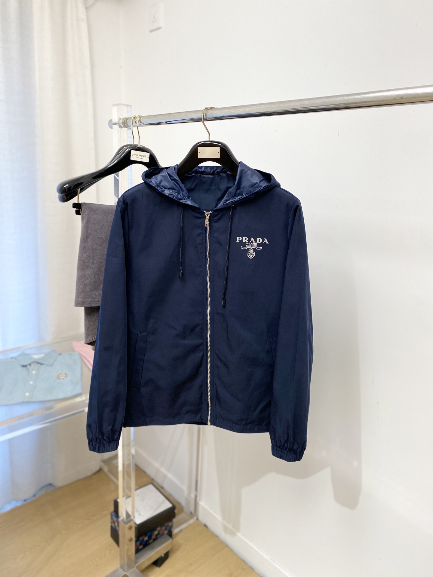 NO:644059,Prada, 2025 new jacket, fashionable and handsome, simple and versatile, top-notch printed letter logo on the chest, customized original fabric, not only stiff and maintain the trendy silhouette, but also comfortable to wear, the yarn is more delicate, size M-3XL,, prada, jackets & coats, jackets & coats, alexander wang19860909普拉达、2025新品夹克外套,时尚帅气,简约百搭款,胸前顶级印胶图案字母logo,定制原版面料,不仅挺括,保持潮流的廓形,又穿着舒适,纱织更细腻,码数M-3XL,,prada,jackets & coats,jackets & coats,alexander wang,Men's clothing