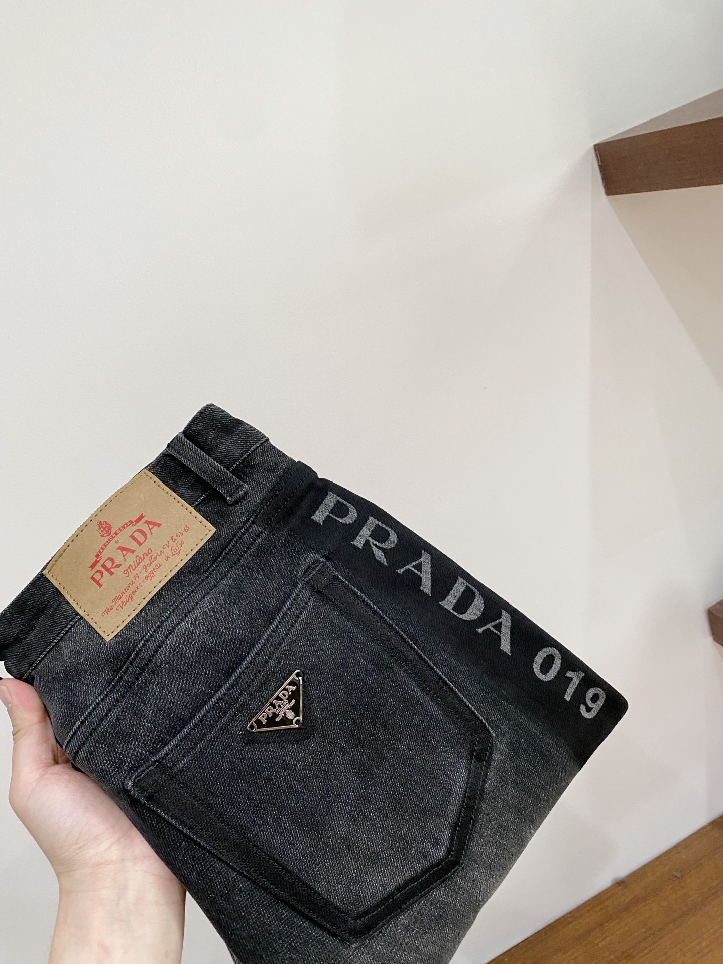 NO:692483,Prada, 2025 latest products, available at counters at the same time, original goods, washed casual jeans, imported original washed stretch fabrics, comfortable and elastic, original hardware accessories decorated with logo, super correct version, extremely high grade, counter quality, fashionable upper body, size 29-36, buy now, prada, jeans,19860909普拉达、 2025最新品,专柜同步有售,原单狠货,水洗休闲牛仔裤,进口原版水洗弹力面料,舒适有弹性,原版五金辅料装饰logo,版型超正,档次极高,专柜品质,上身时尚有型,码数29-36 立即抢购,,prada,jeans,,Men's clothing