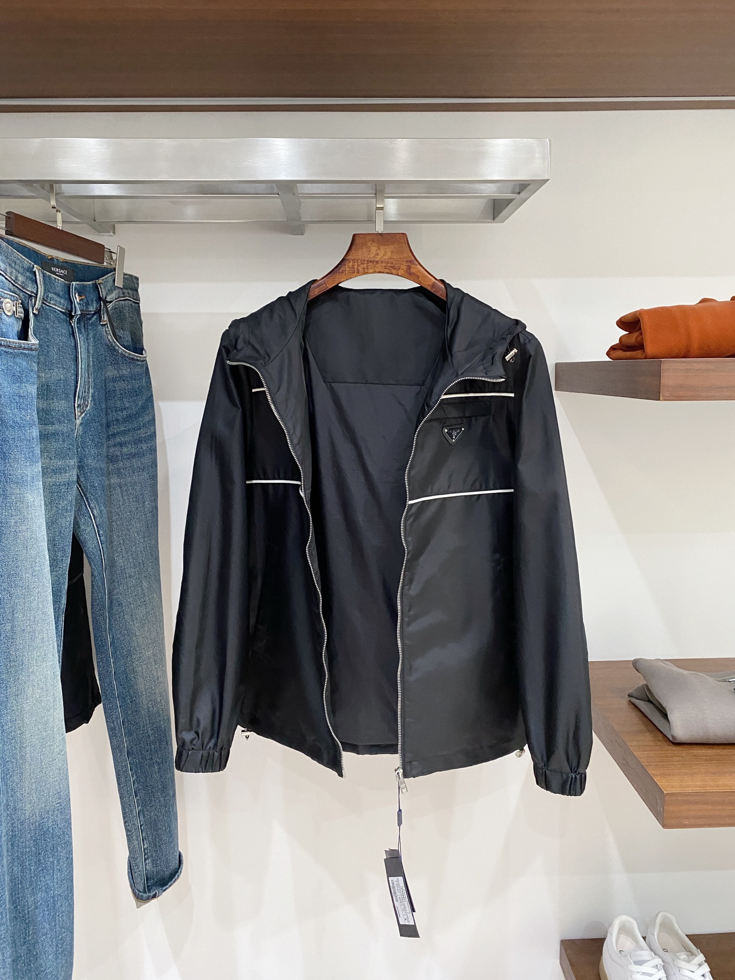 普拉达、2025新品夹克外套，时尚帅气，简约百搭款，胸前五金装饰三角标logo，定制原版面料，不仅挺括，