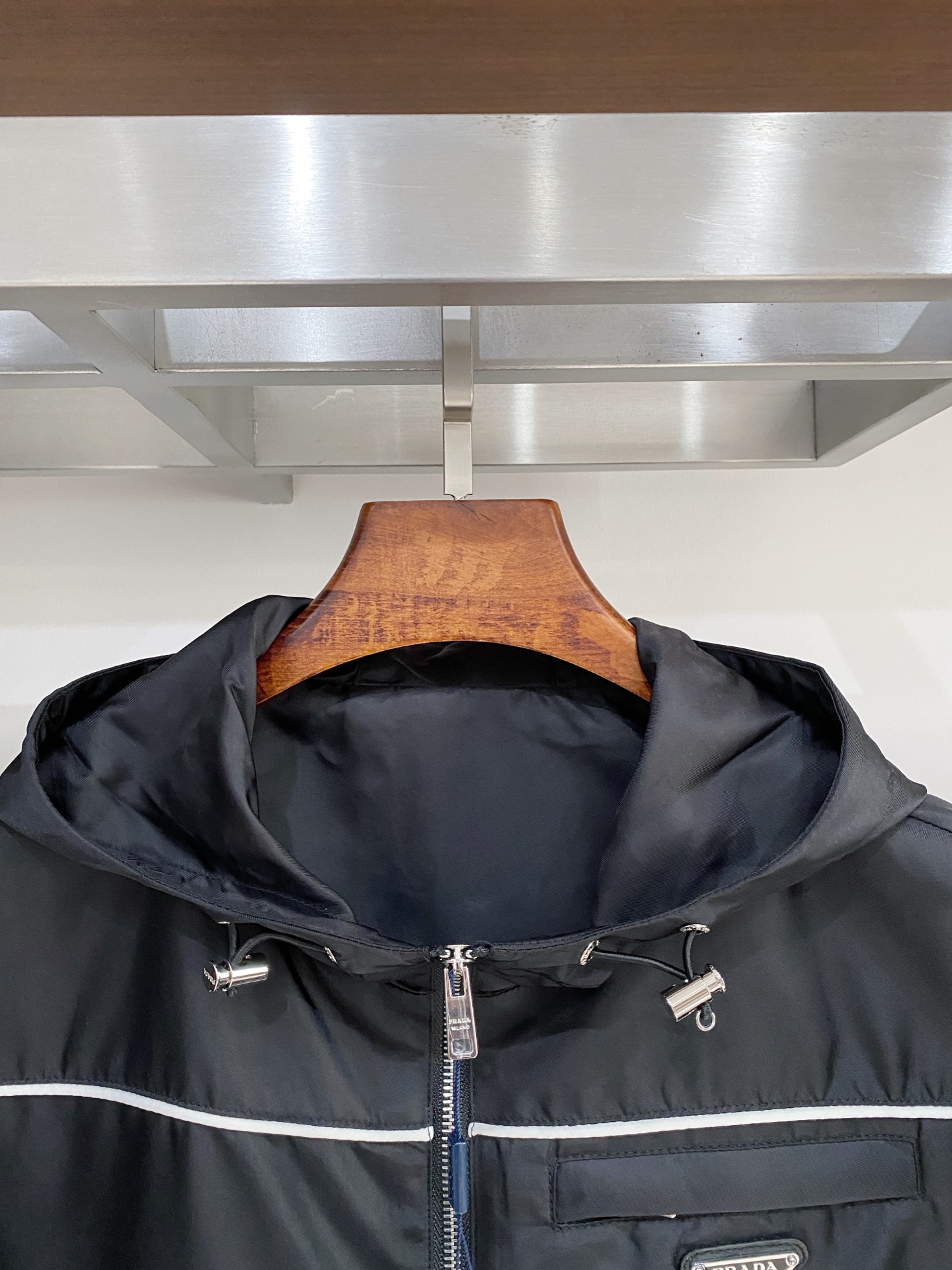 普拉达、2025新品夹克外套，时尚帅气，简约百搭款，胸前五金装饰三角标logo，定制原版面料，不仅挺括，