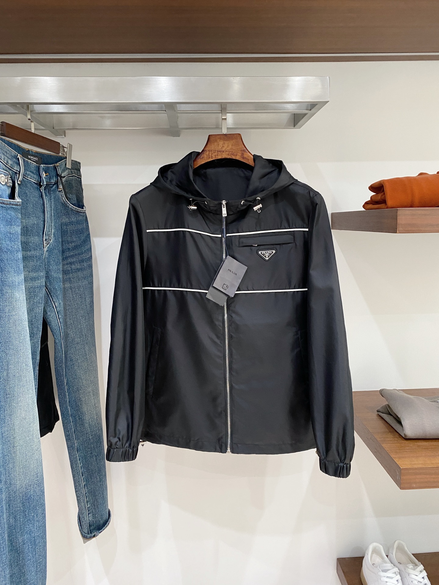 NO:684190,Prada, 2025 new jacket, fashionable and handsome, simple and versatile, hardware decorated with triangle logo on the chest, customized original fabric, not only stiff and keeping the trendy silhouette, but also comfortable to wear, more delicate yarn weaving, size M-3XL, buy now,, prada, jackets & coats, jackets & coats,19860909普拉达、2025新品夹克外套,时尚帅气,简约百搭款,胸前五金装饰三角标logo,定制原版面料,不仅挺括,保持潮流的廓形,又穿着舒适,纱织更细腻,码数M-3XL 立即抢购,,prada,jackets & coats,jackets & coats,,Men's clothing