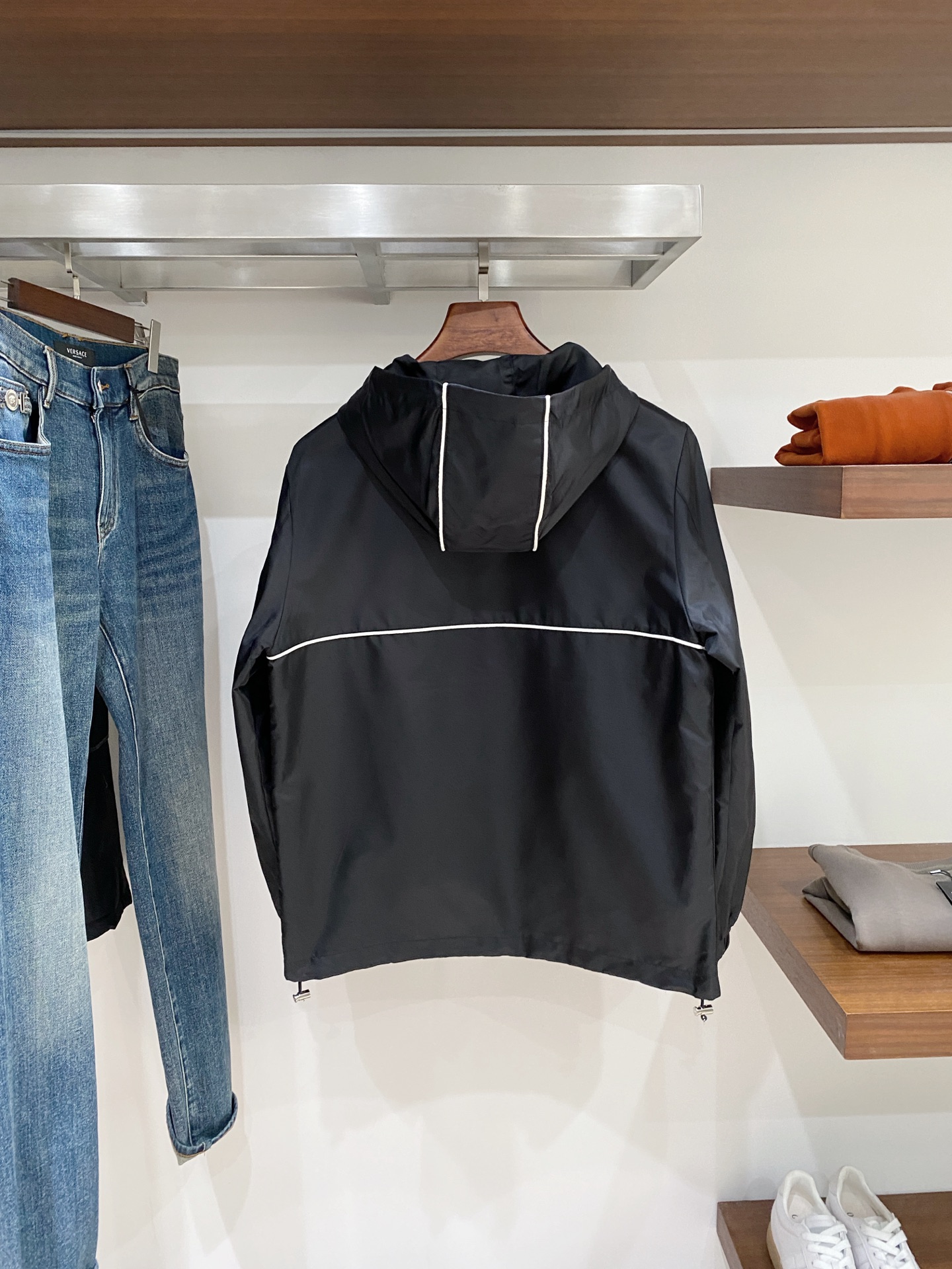 普拉达、2025新品夹克外套，时尚帅气，简约百搭款，胸前五金装饰三角标logo，定制原版面料，不仅挺括，