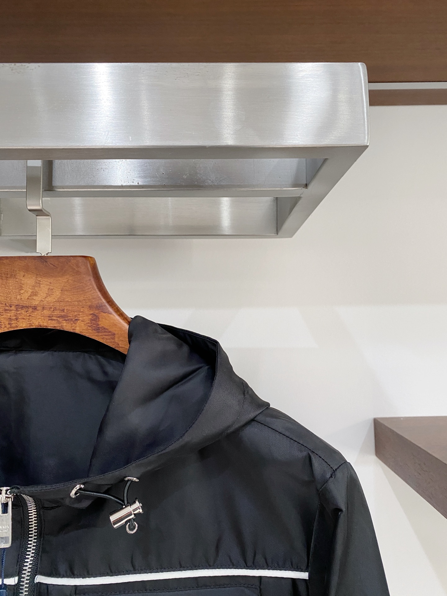 普拉达、2025新品夹克外套，时尚帅气，简约百搭款，胸前五金装饰三角标logo，定制原版面料，不仅挺括，