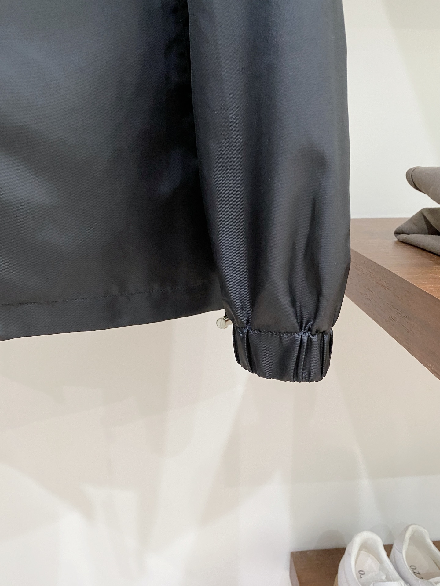 普拉达、2025新品夹克外套，时尚帅气，简约百搭款，胸前五金装饰三角标logo，定制原版面料，不仅挺括，