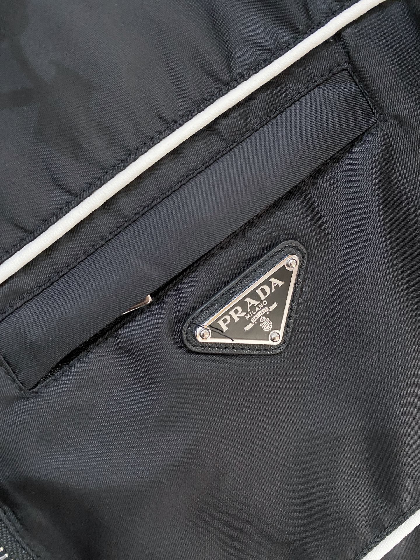 普拉达、2025新品夹克外套，时尚帅气，简约百搭款，胸前五金装饰三角标logo，定制原版面料，不仅挺括，