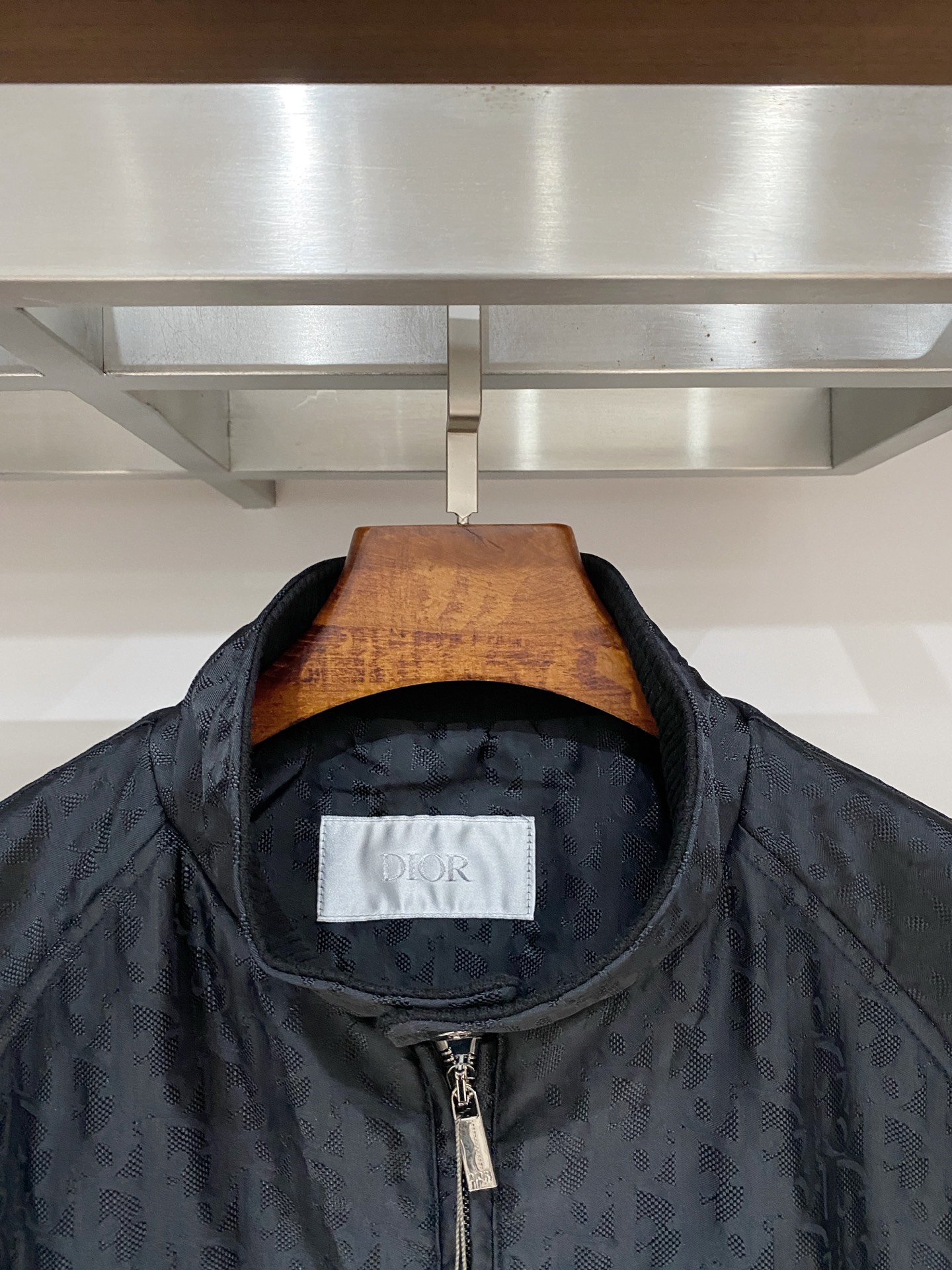 迪奥、2025新品夹克外套，时尚帅气，简约百搭款，顶级数码定位顶织字母logo，定制原版面料，不仅挺括，