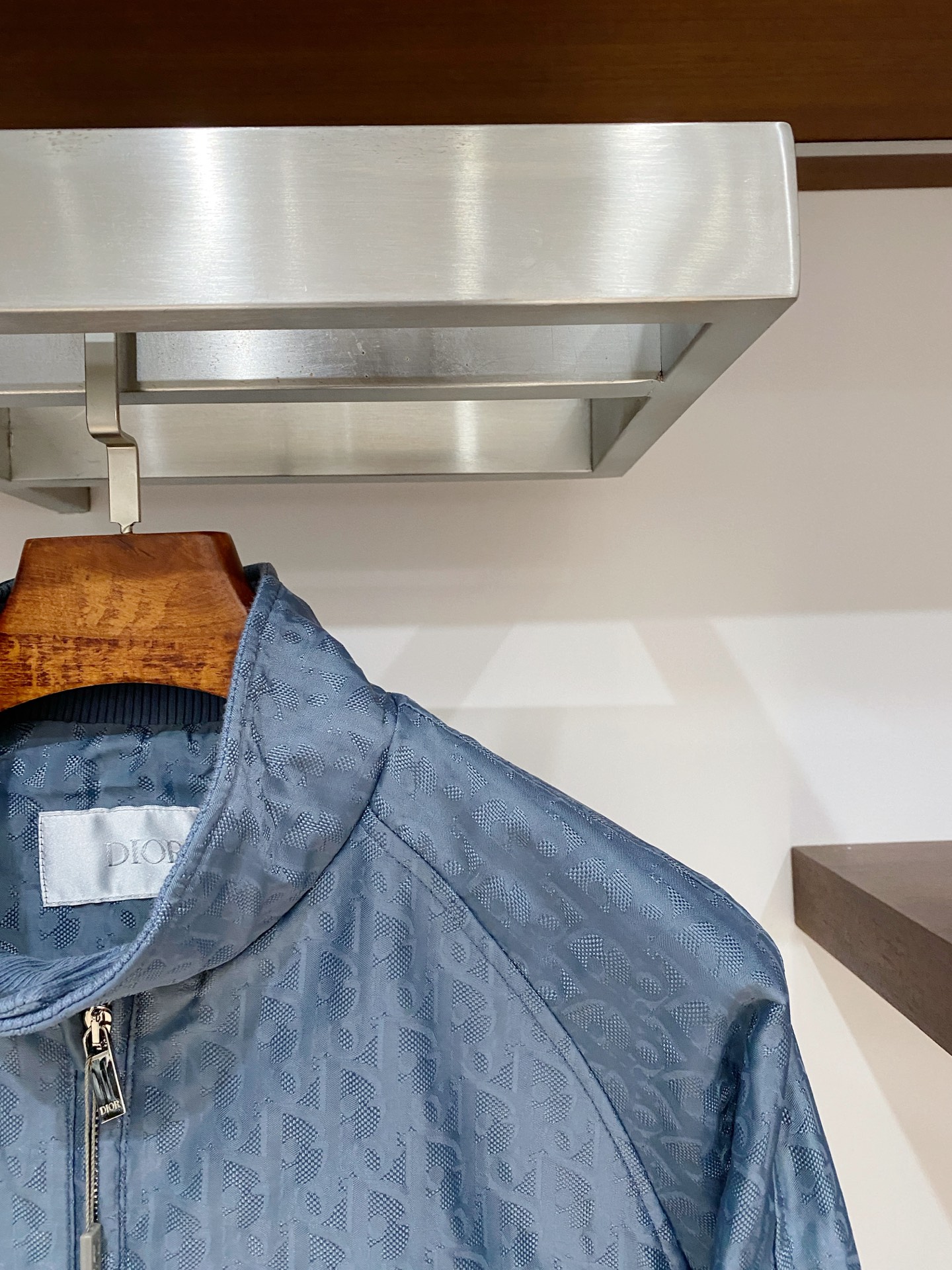 迪奥、2025新品夹克外套，时尚帅气，简约百搭款，顶级数码定位顶织字母logo，定制原版面料，不仅挺括，