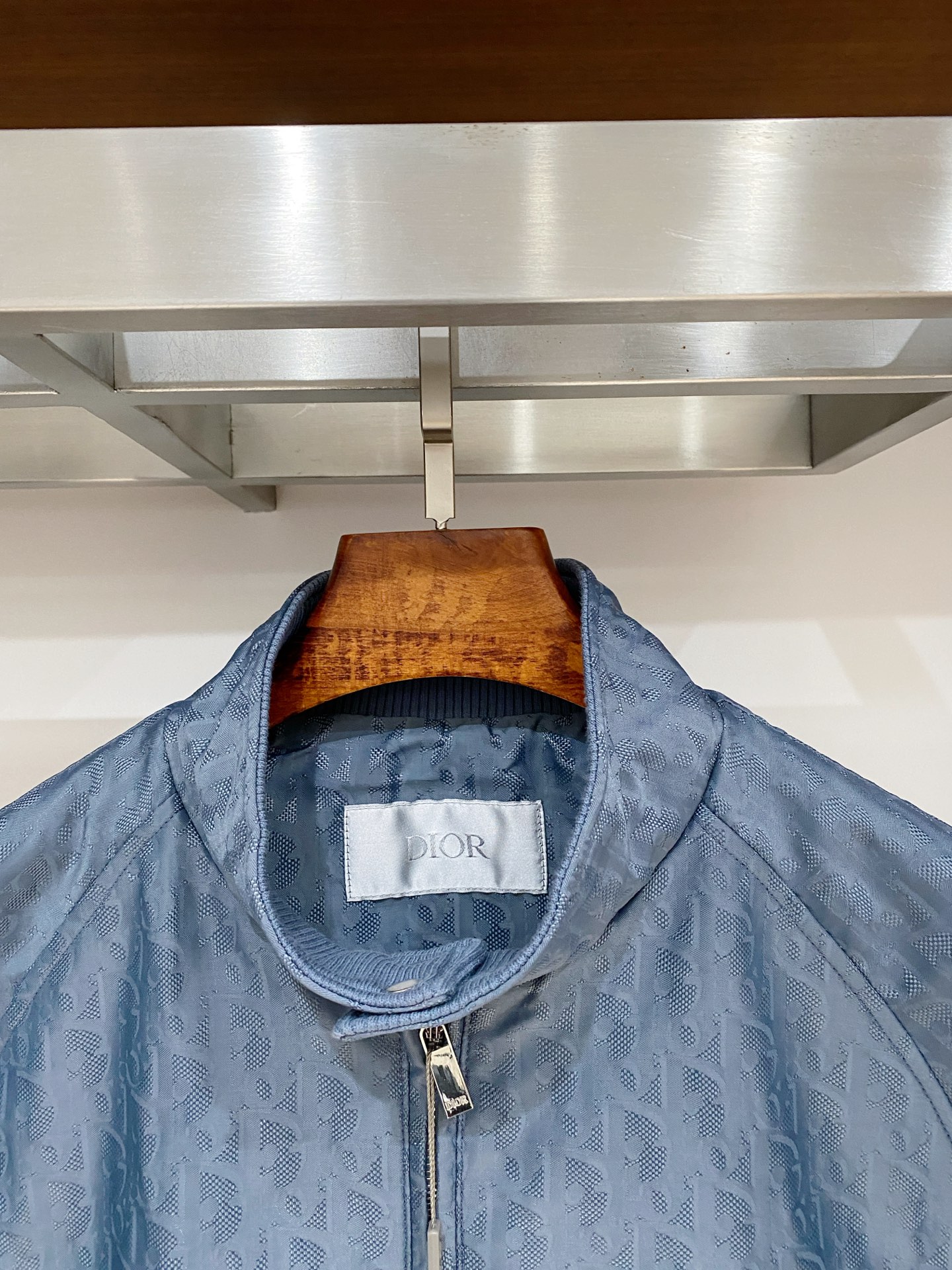 迪奥、2025新品夹克外套，时尚帅气，简约百搭款，顶级数码定位顶织字母logo，定制原版面料，不仅挺括，