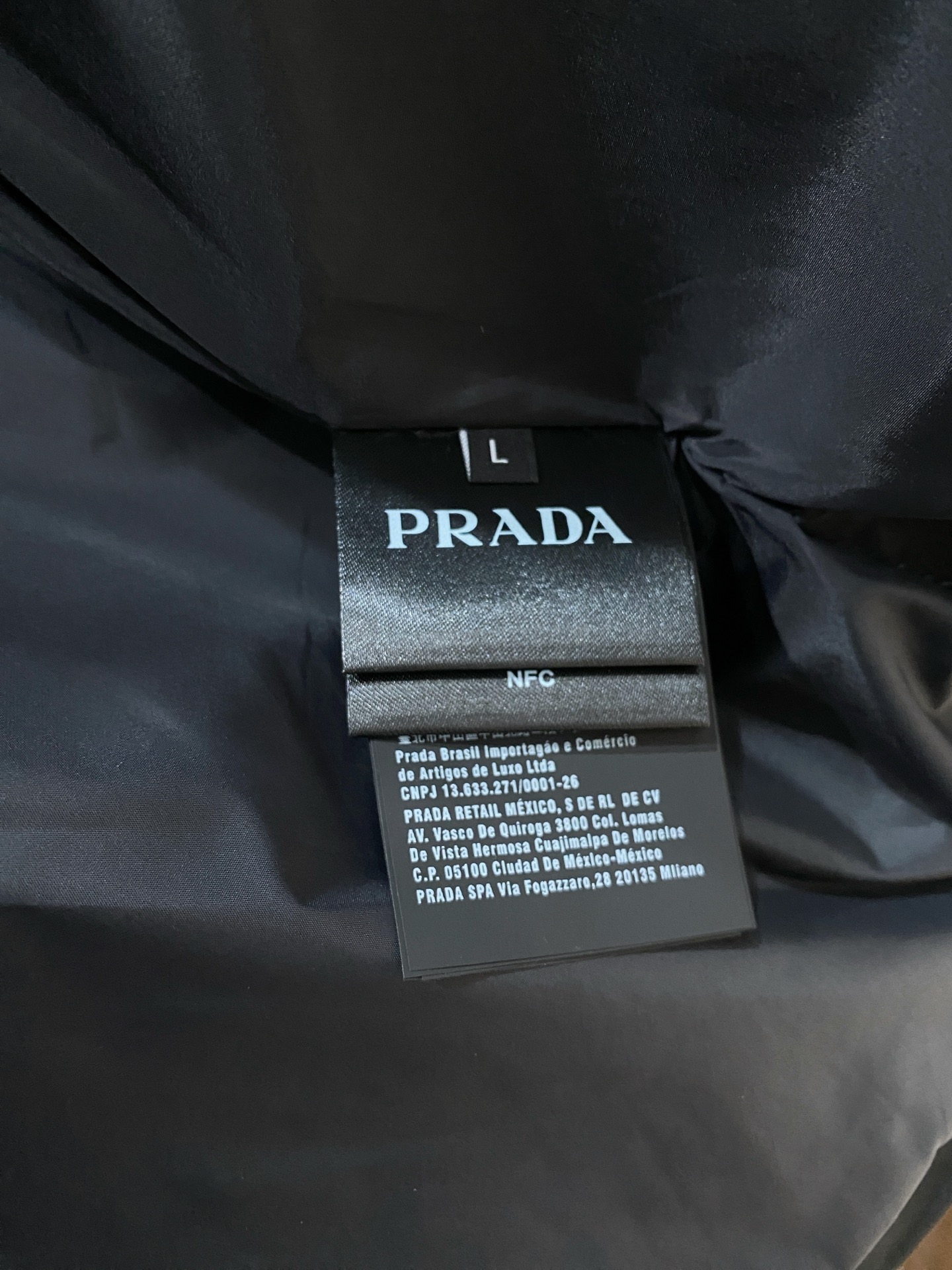普拉达、2025新品夹克外套，时尚帅气，简约百搭款，胸前五金装饰三角标logo，定制原版面料，不仅挺括，